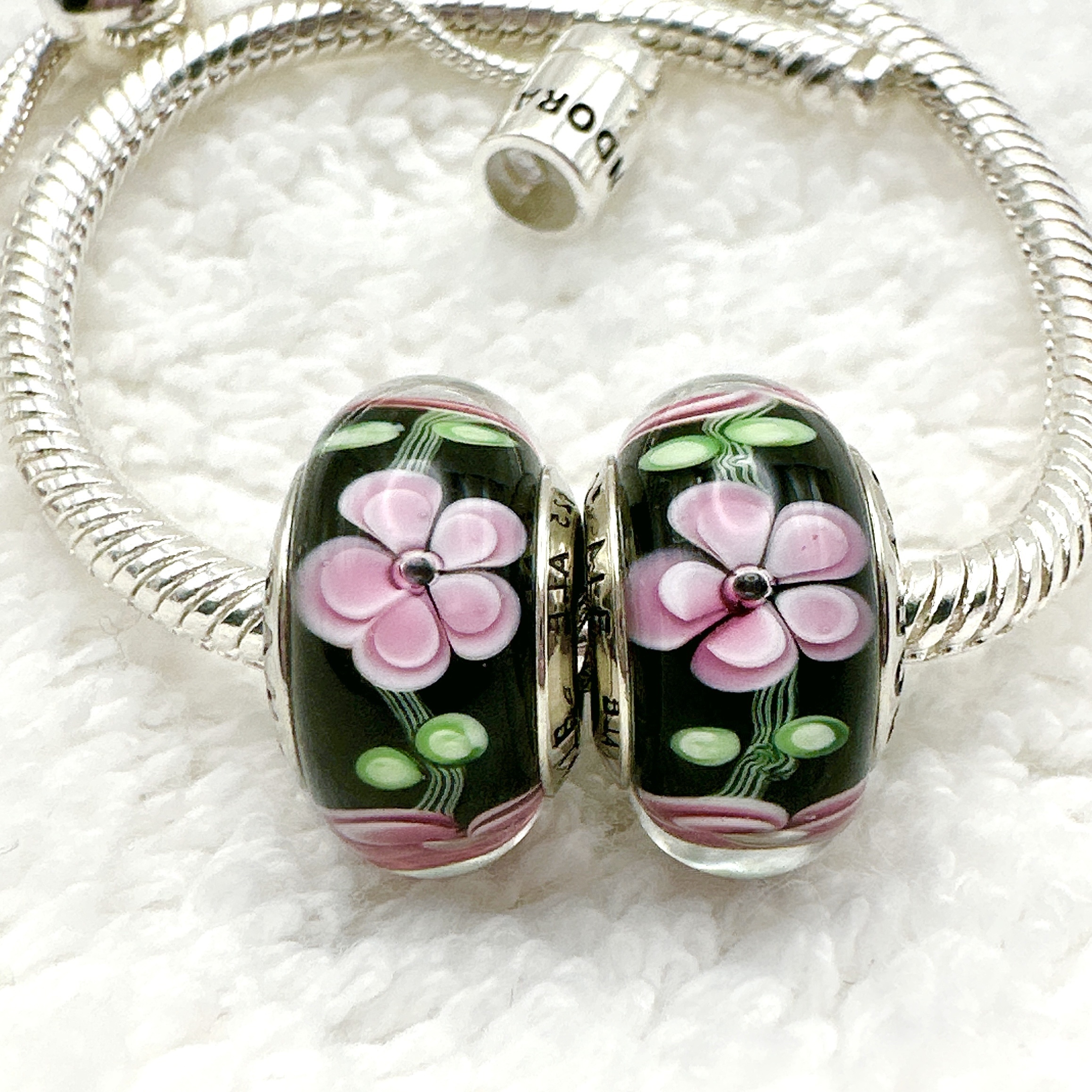 

2pcs Pink Black Rose Flower Silver Glass Charm Bead Flower Murano Glass Charms Murano Bead Beaded Charms Fit Pandora S925 Bracelet Necklace Pendant Dly Beads For Women Jewelry Making