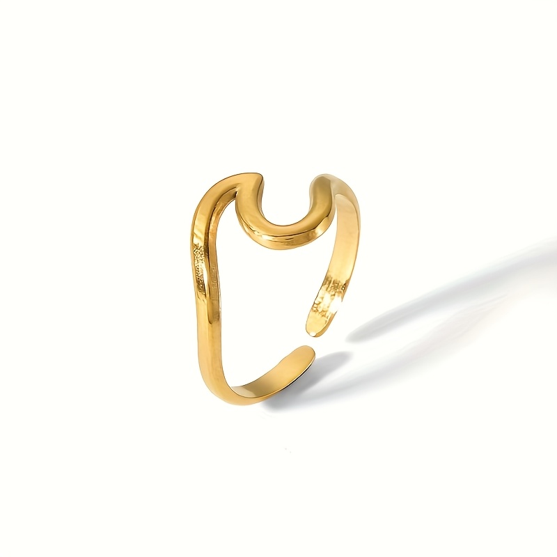E-shop Ein eleganter, einfarbiger Wellenring, ein offener Ring im Boho-Stil aus Edelstahl, 18K vergoldenet und farbecht, mit einem einzigartigen