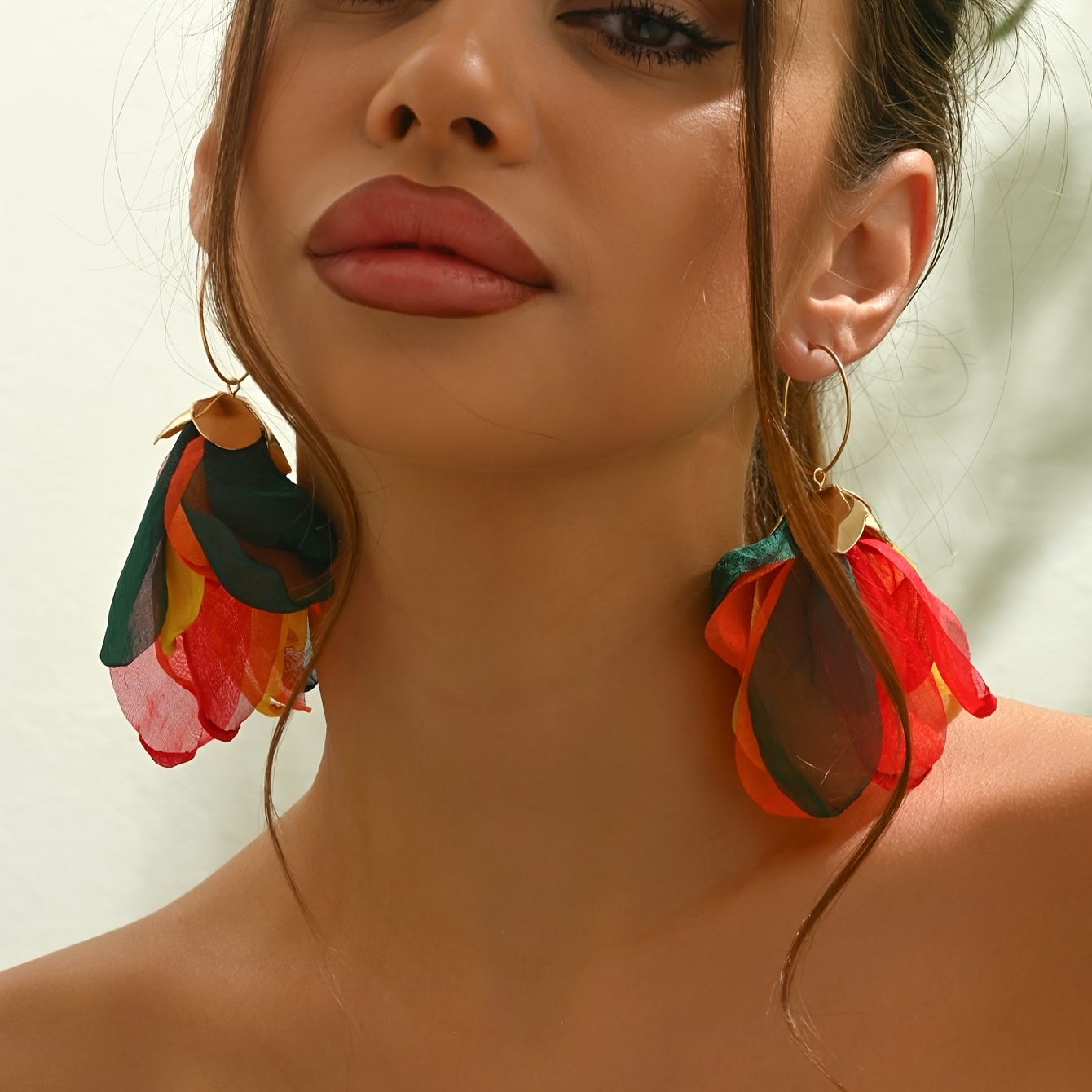 E-shop 2er-Set Böhmische Handgefertigte Satinblumen Hängeohrringe mit Quastenanhänger & Schwarzen Perlenakzenten - Mehrfarbiger Karnevalsfest-Schmuck