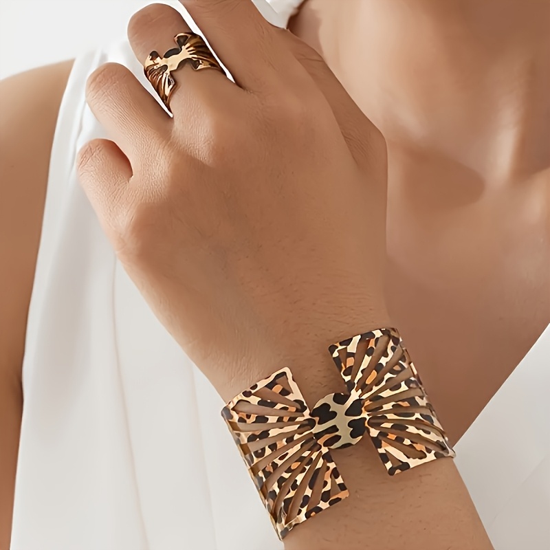 E-shop Ein Schmuckset für Damen, bestehend aus einem offenen Armreif und einem offenen Ring, mit einem hohlen Leopardenmuster-Design im geometrischen