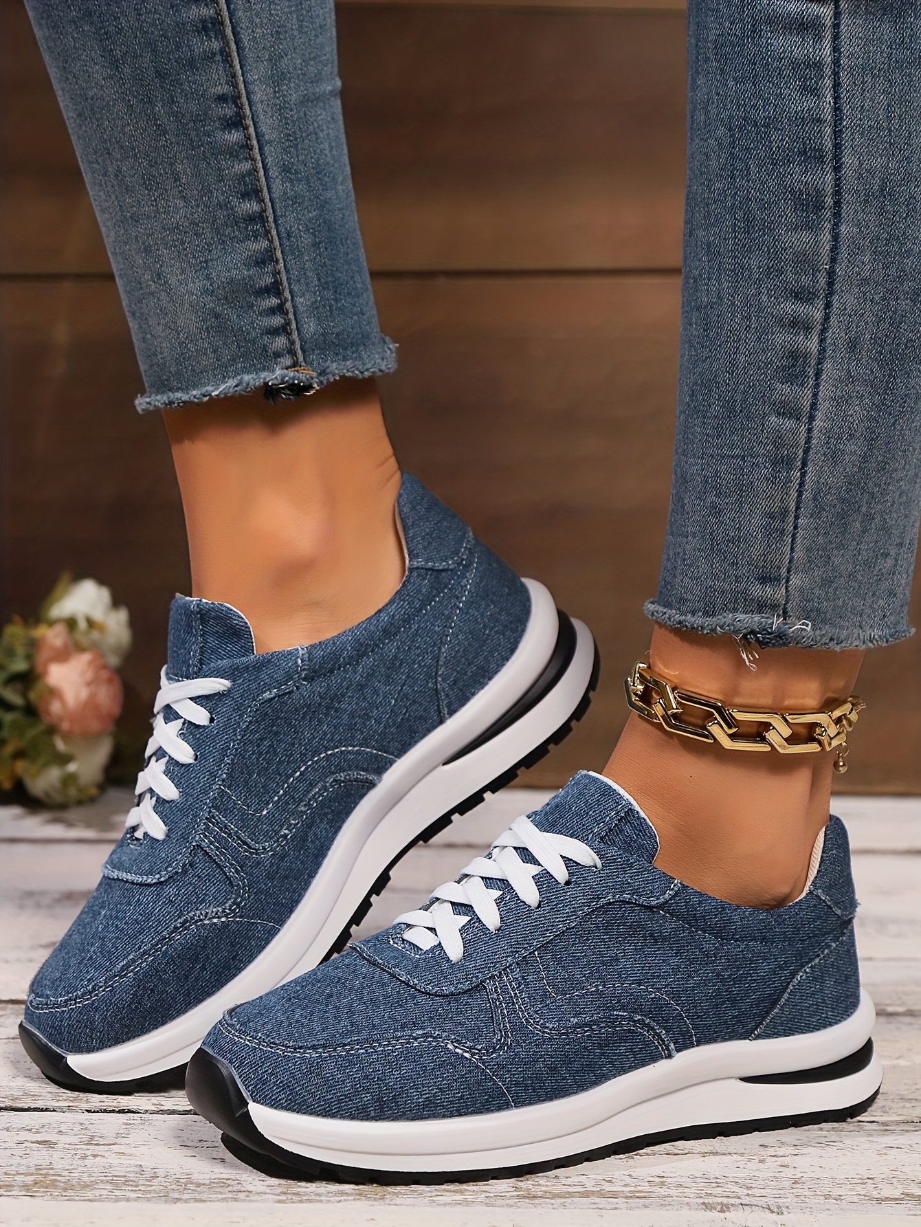 1 womens up low top details 1
