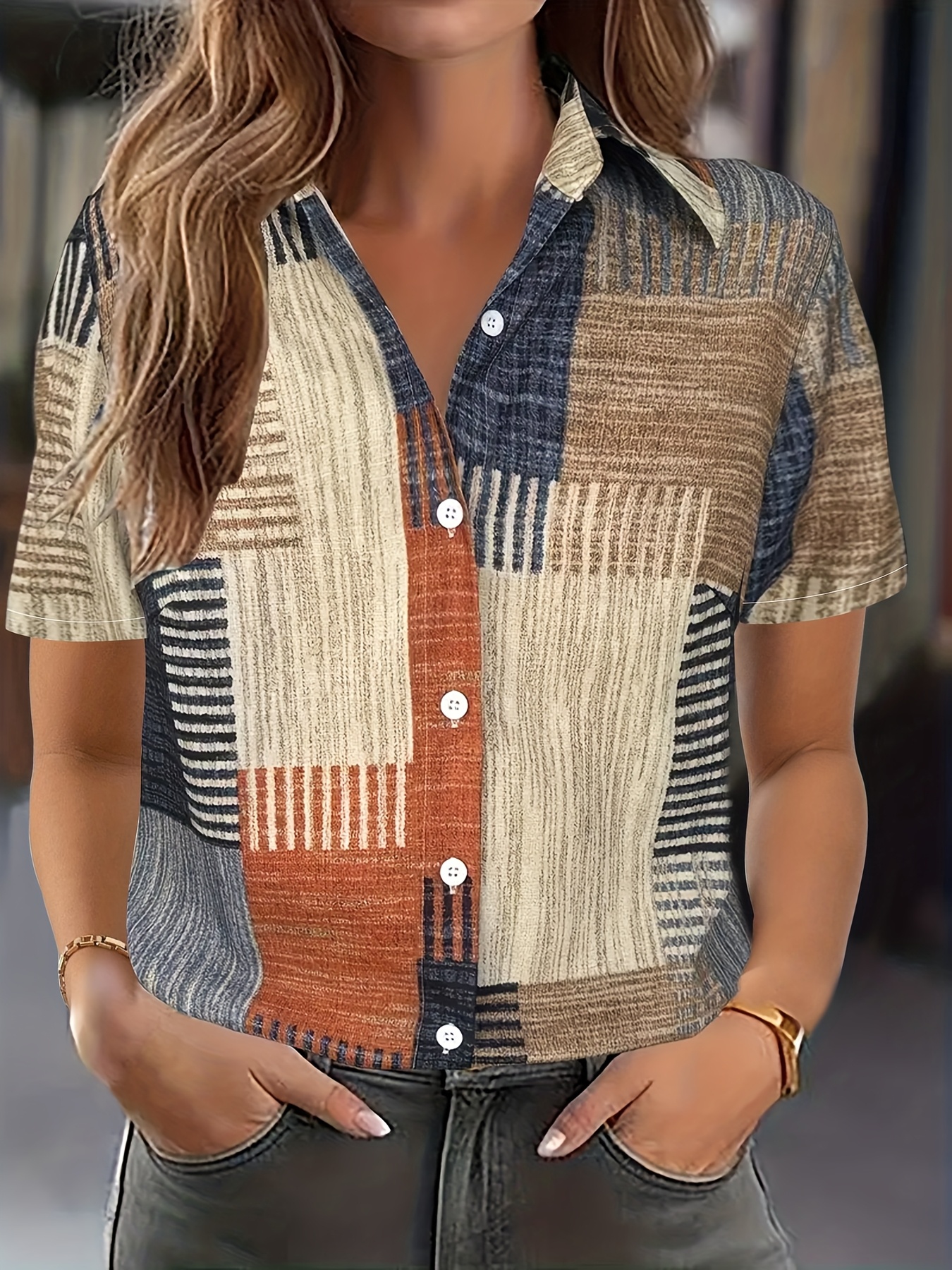 Plus Size - Stilfuld kortærmet damebluse med afslappet * med 3D digitaltryk  og uregelmæssige *-linjemønstre, lavet af 100%, vejer 120 gram pr.  kvadratmeter, image size:800x1067