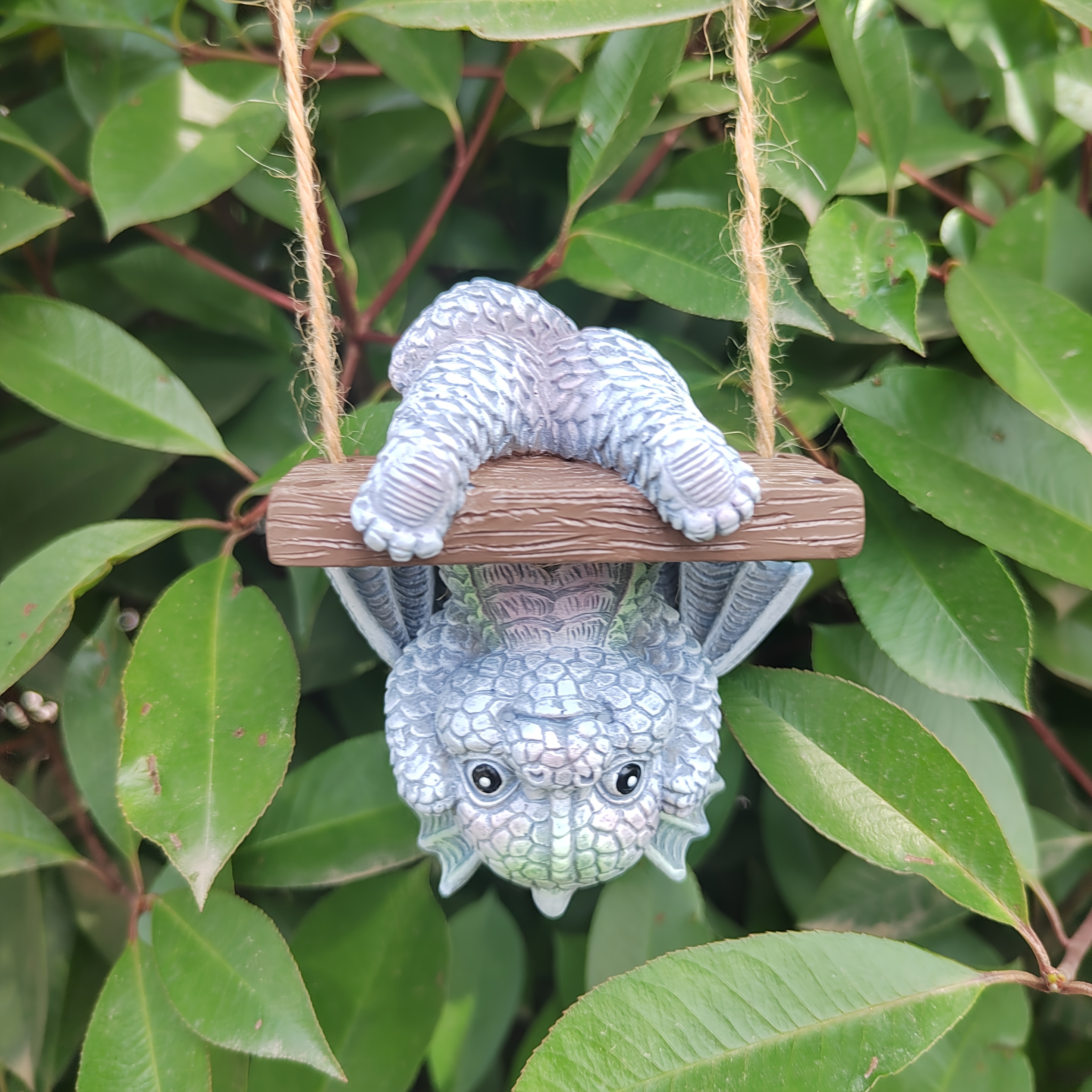 E-shop Verspieltes Harz-Drachen-Gartenornament – Wetterfeste Hängedekoration mit Schnur für Terrasse, Balkon & Garten