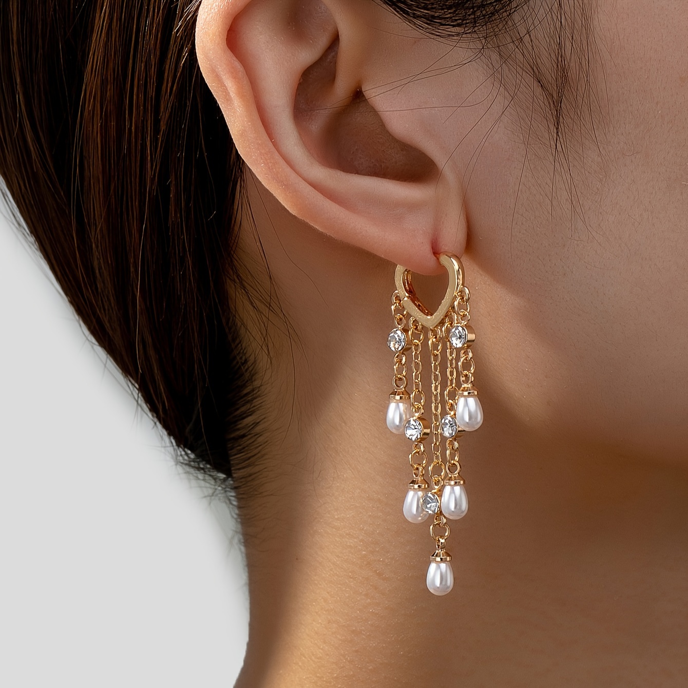 

A Pair Of Stylish And Gold-plated Pearl Earrings With Tassels, Women To Wear On A Daily , Holidays, Parties, Vacations, Or , Making A Great Gift In Jewelry Accessories.