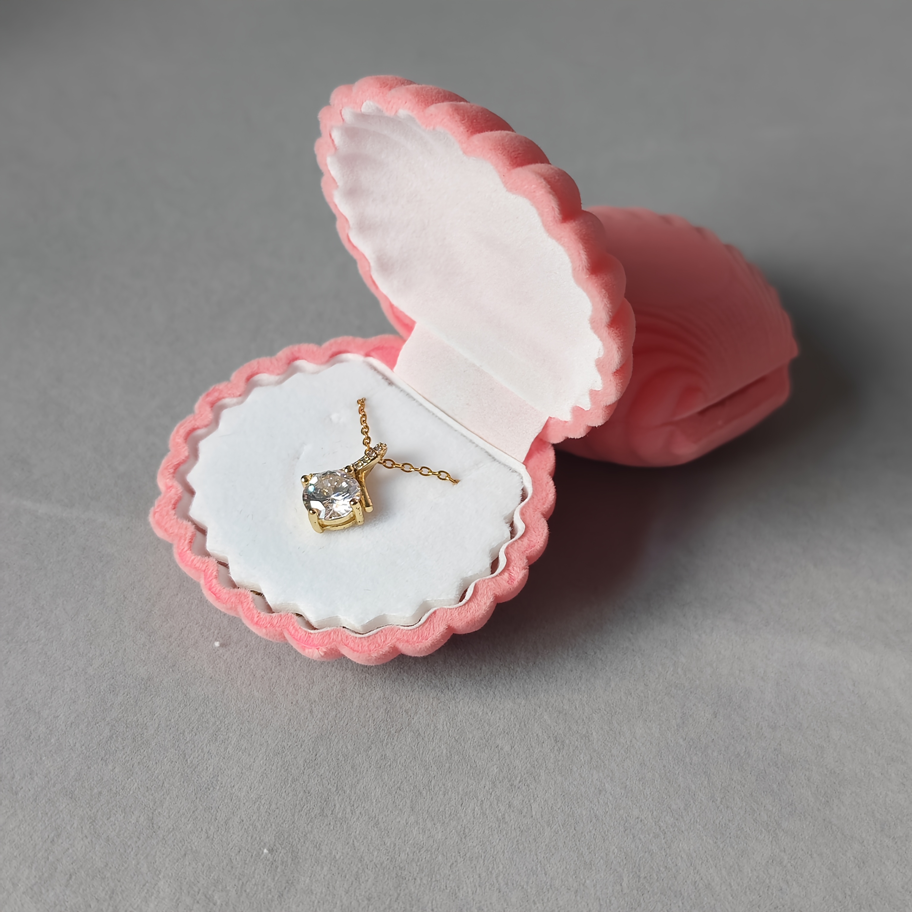 Shell-shaped Velvet Jewelry Earring Display Box