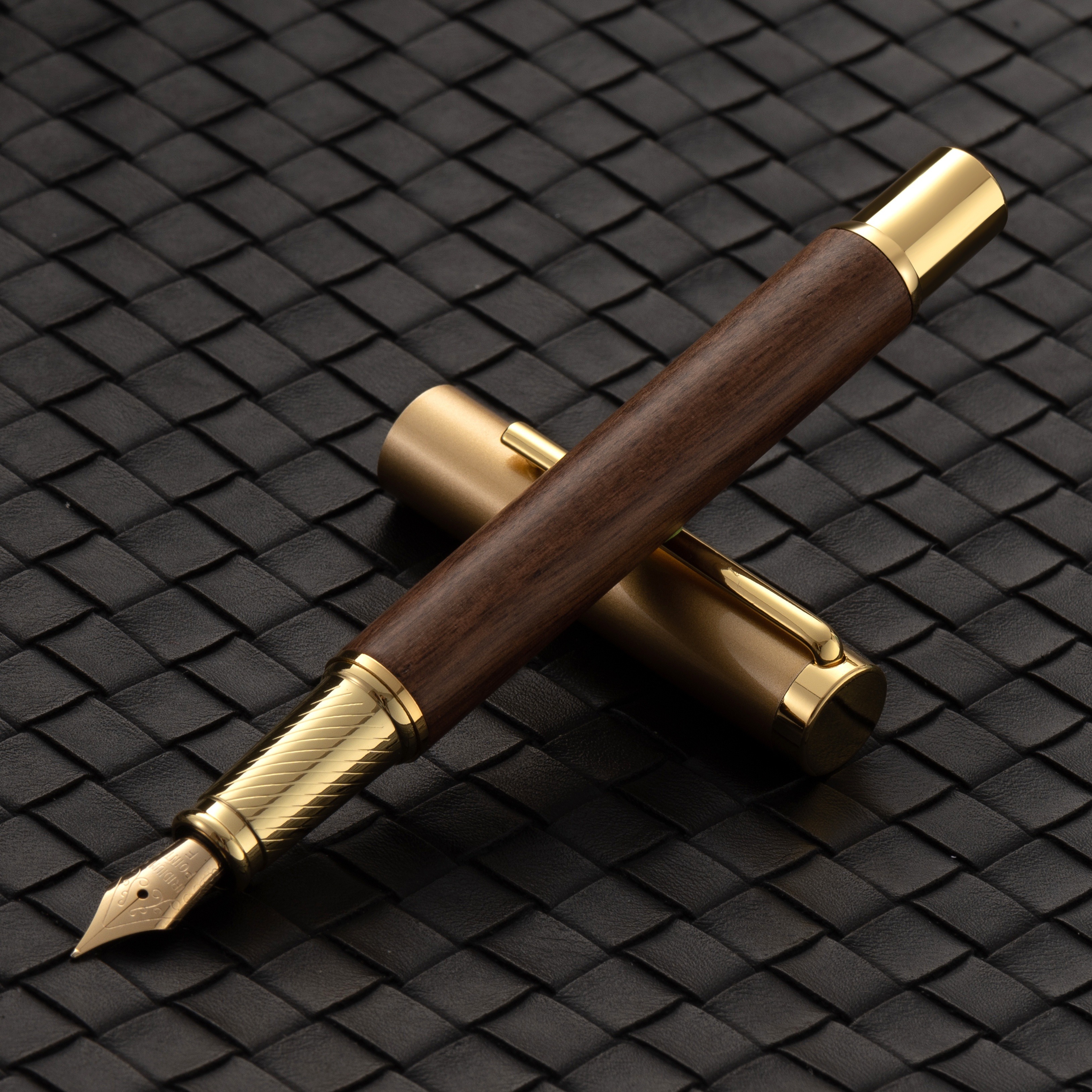 Image of Huashilai Fountain Pen With 0.5mm Gold Plated Nib, , Sandalwood, White Oak, Walnut Wood , Click-off Cap For Business Calligraphy And Writing Practice