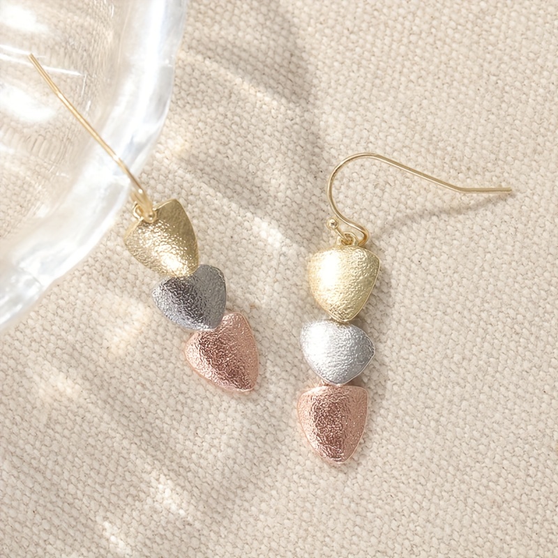 E-shop Dreifarbige -Ohrringe im modischen Design, mit gehämmertem Kupfer, goldenen , langem Boho-Stil und geometrischen Formen, als Geschenk für Frauen