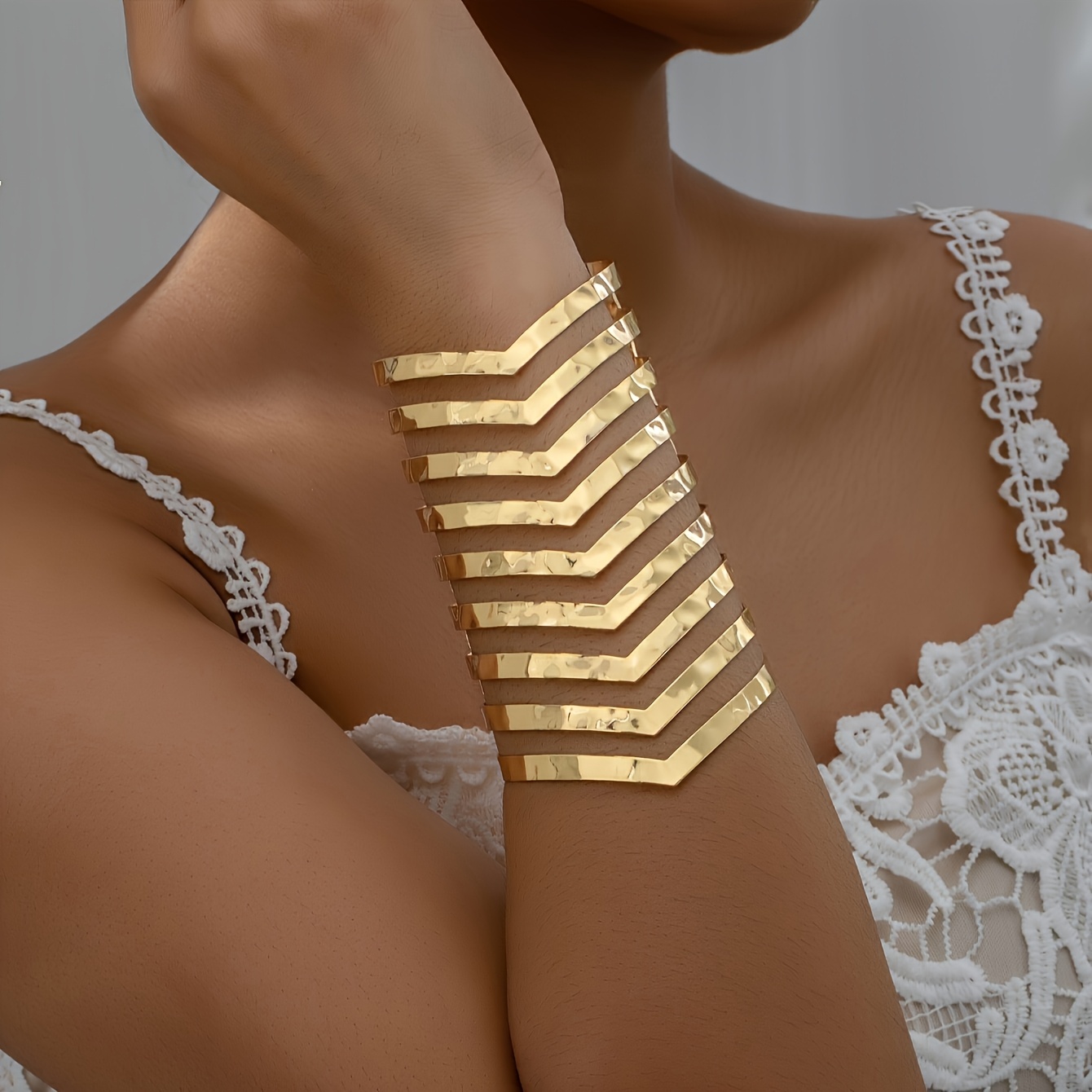 1pc Easy Exaggerated Metallic Style Hollow Triangular Geometric Wide Women's Fashion Open Bangle