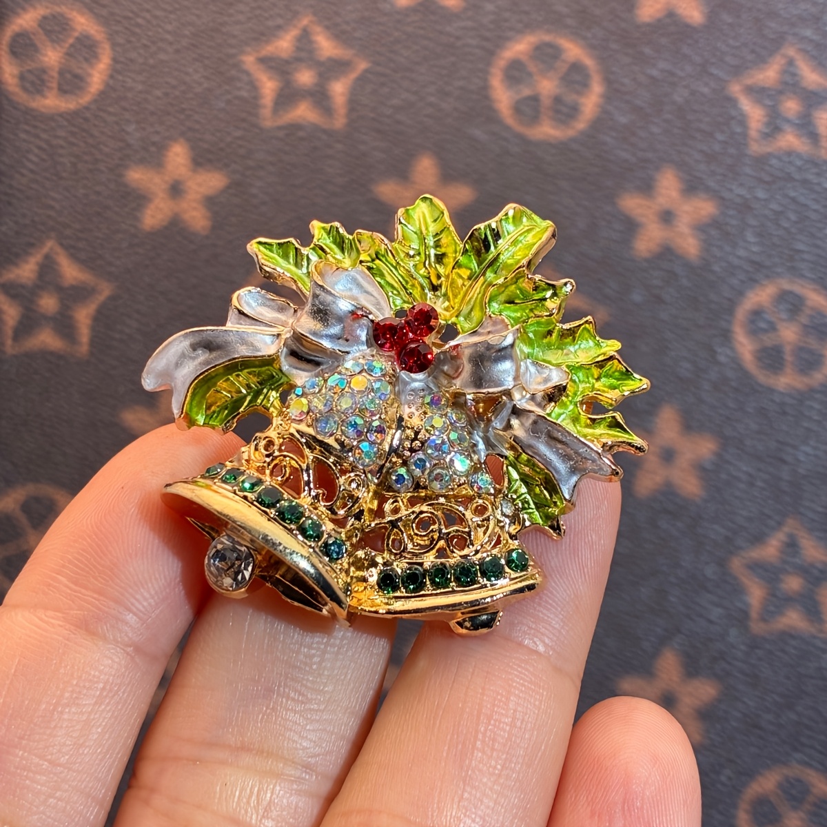 TEMU Light Luxury Sparkly Green Christmas Bell Brooch Retro Exquisite Pin Autumn Winter Suit Jacket All-match Holiday Decorative Jewelry