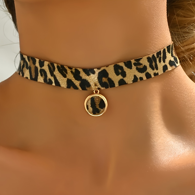 E-shop modische, klassische, minimalistische Herbst/Winter-Halskette im Choker-Stil für Damen, rund, aus Samt mit Leopardenmuster, kurz, geeignet für