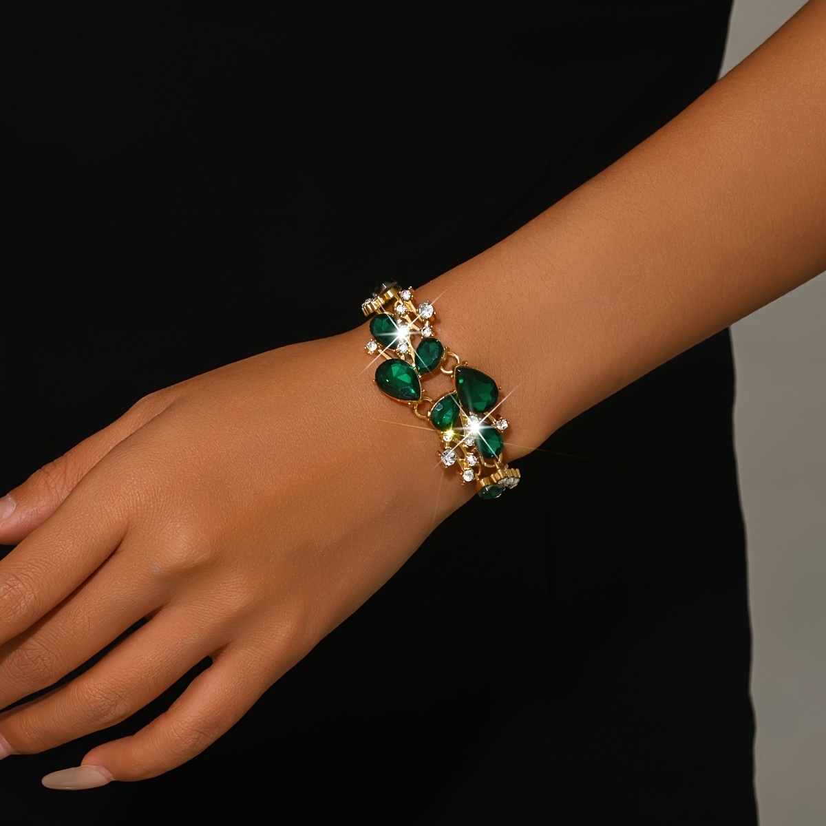 E-shop Elegantes Damenarmband | Luxuriöse KC vergoldenete Zinklegierung mit funkelnden Strassblumen, für Partys, Hochzeiten, Brautpaare und alle