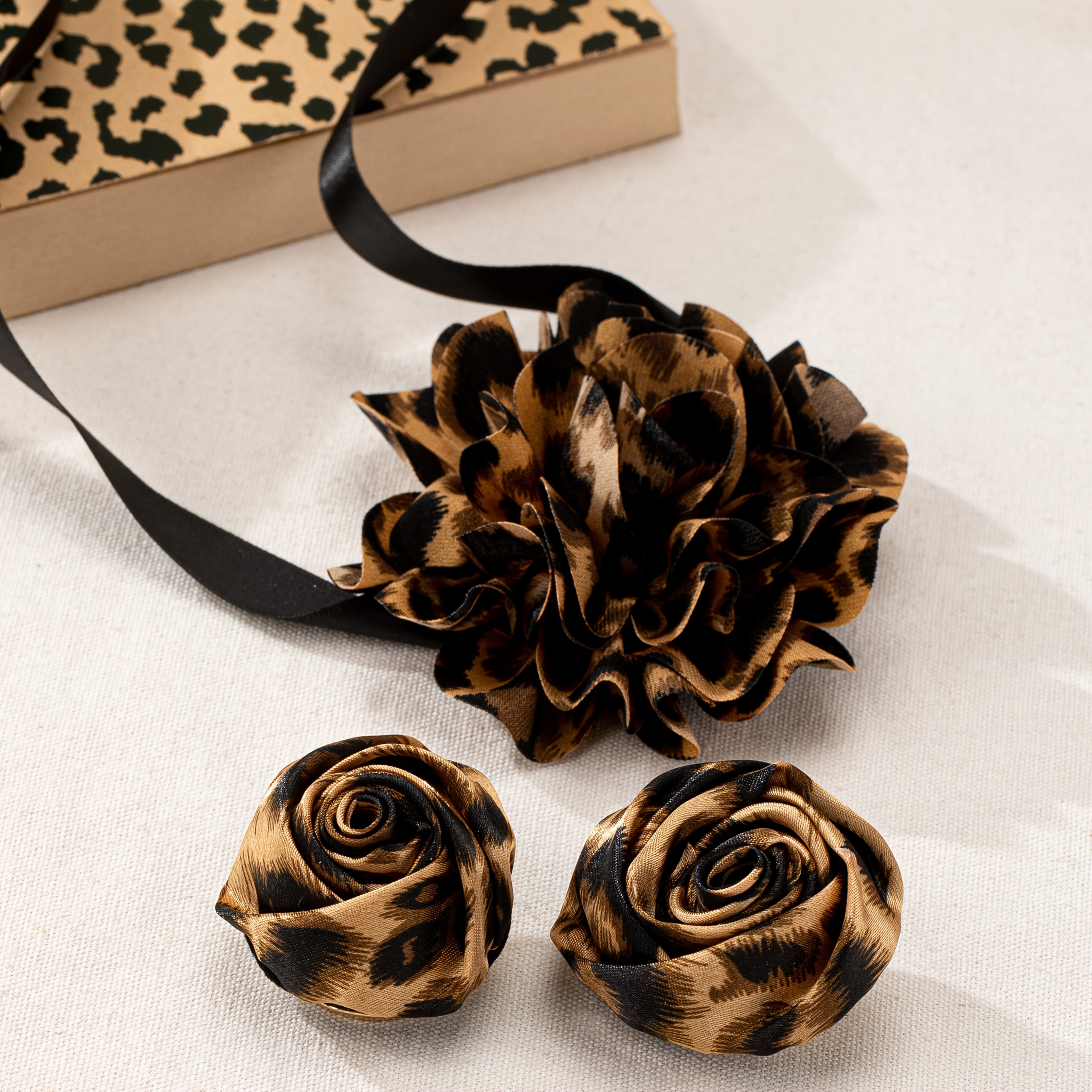 E-shop 3-teiliges elegantes Temperament Leopard Print Rosenblumen Ohrring Halskette Set, geeignet für Damen Party Weinclub Teilnahme Kleidung
