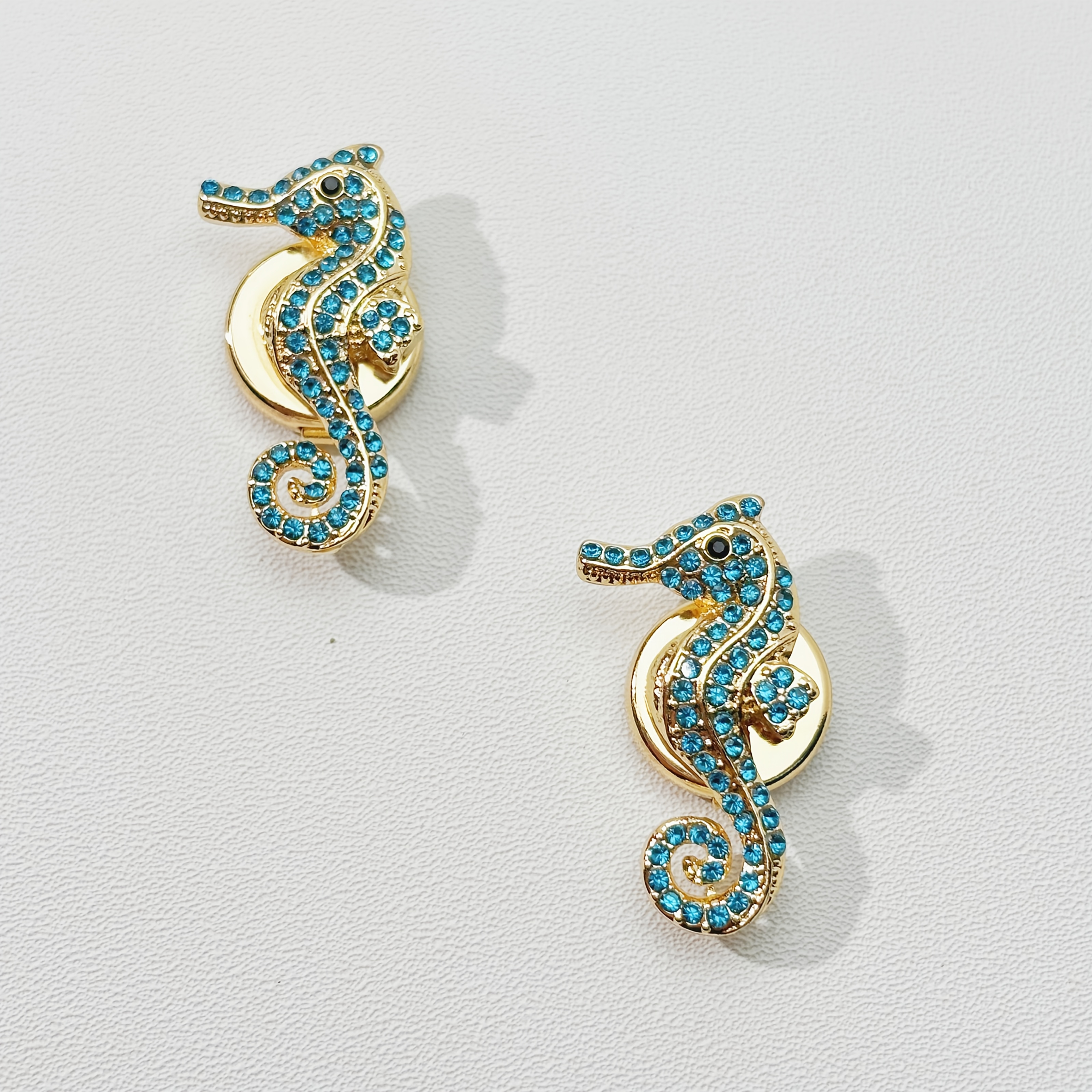 E-shop 2 Stück Seepferdchen Strass-Knopfbezüge – Funkelndes Blau & Goldener Marine-Knopf für Damen & Herren, Nähfreie Sofortbefestigung, Deko für