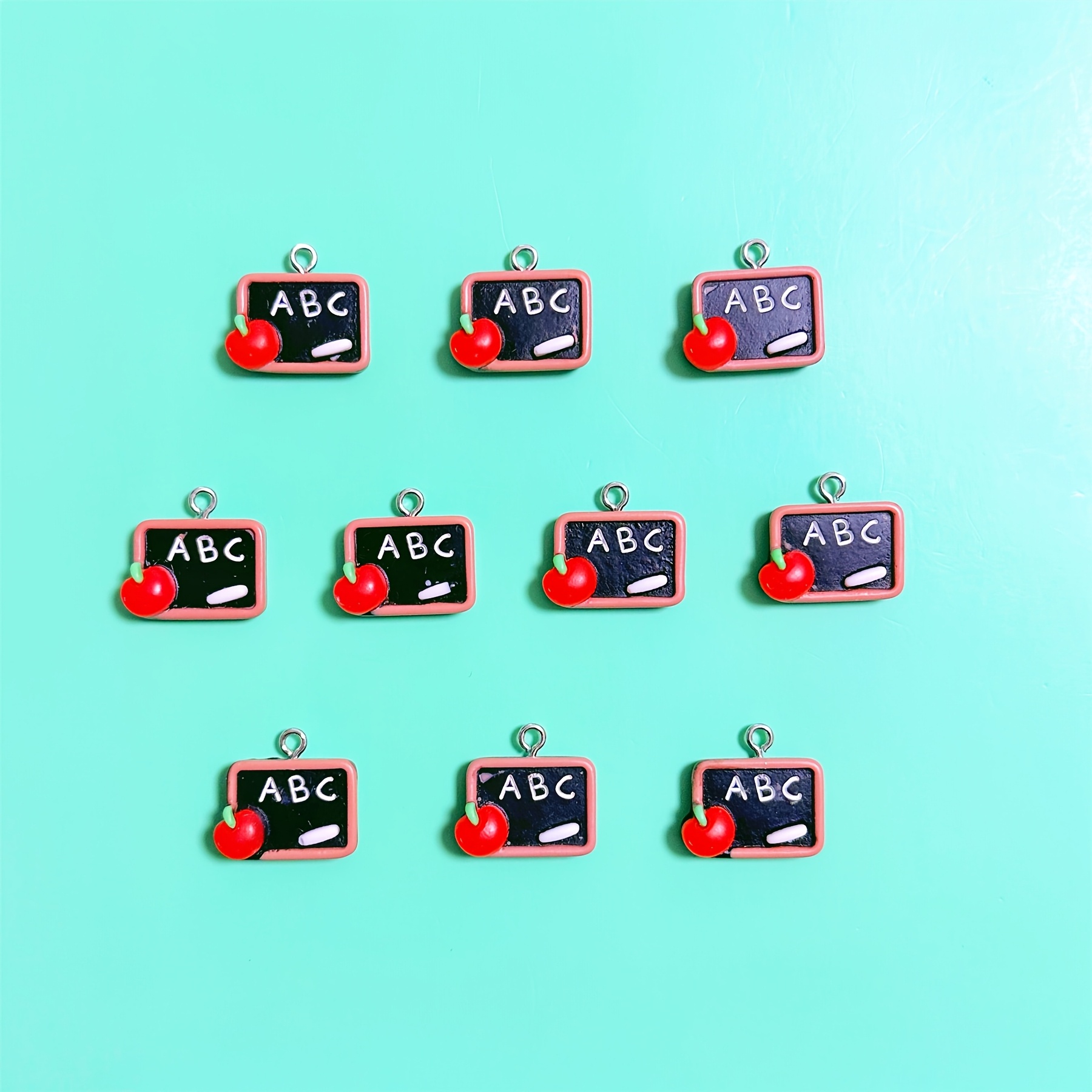 E-shop 10-teiliges Set exquisiter ABC-kleiner Tafel-Anhänger, handgefertigte Schmuckanhänger, Ohrringe, Kettenzubehör, kreative Geschenk-Ohrringe,