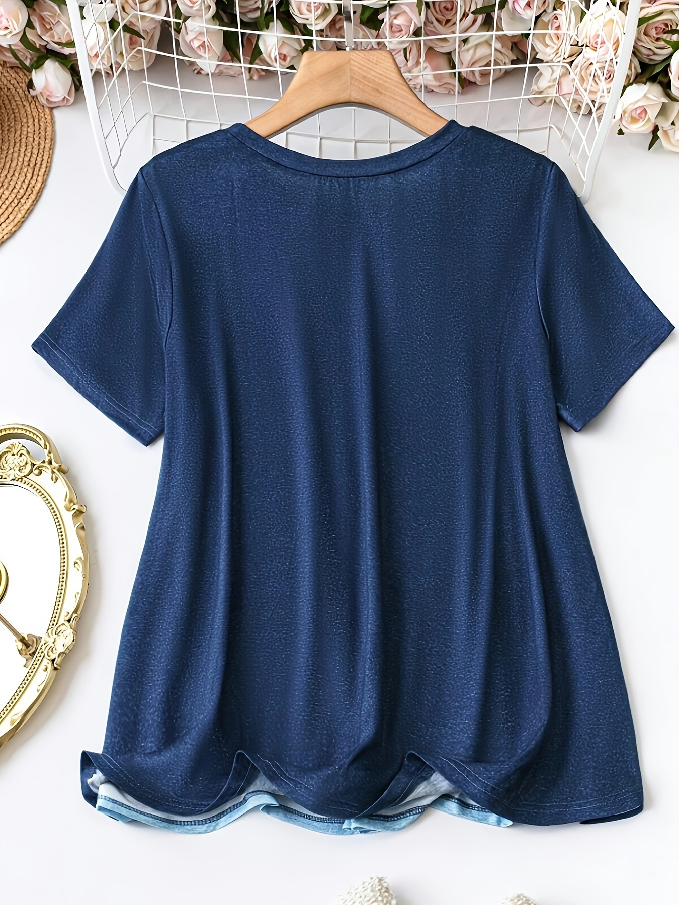 Valentine's Day Women's Crew Neck T-Shirt - Ombre Blue to Teal Heart Print Loose Stretch Beach Top, Machine Washable Casual Vacation & Casual Attire, Cruise T Shirts for Family, Relaxed Fit Shirt, Playful Graphic Tee, Comfortable Fit, Stretchy Fabric