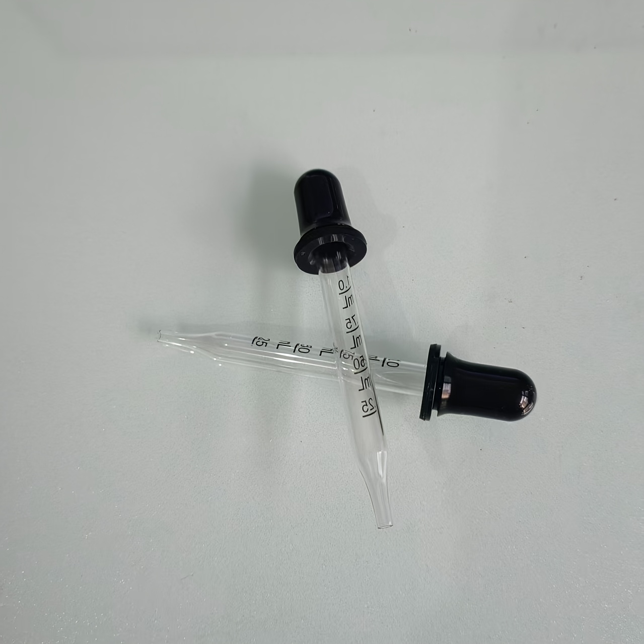 E-shop 1ml präzises Skalen-Design, gerades Glasmaterial mit schwarzer Gummispitze, versiegelt auslaufsicher sowie glatte Adsorption. Geeignet für die