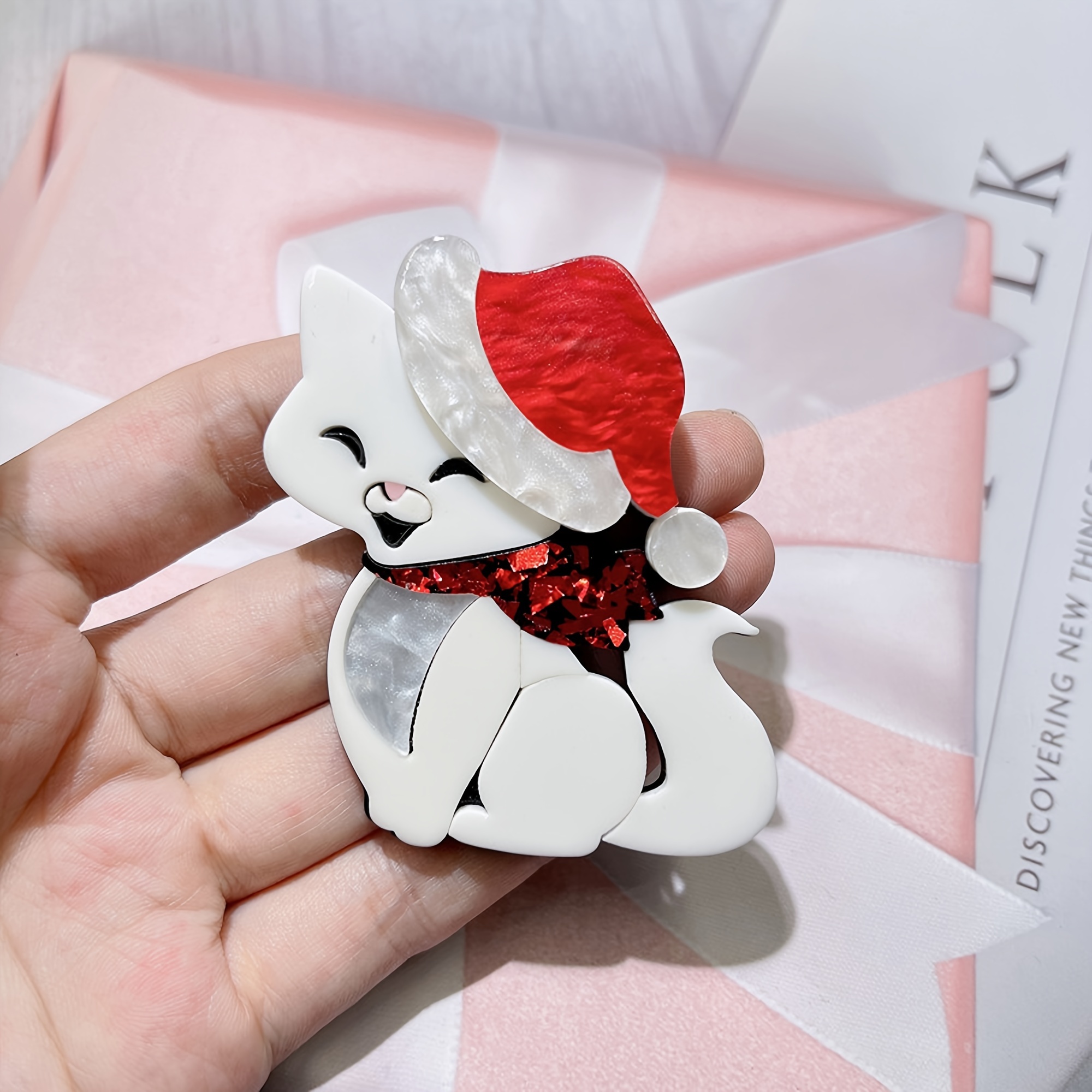 

1pcs Cute Acrylic Christmas Cat Brooch, Festive Cartoon Kitty Pin With Santa Hat, No Plating, Sparkly Red Bow, Holiday Party Accessory, All-season Christmas Jewelry Gift