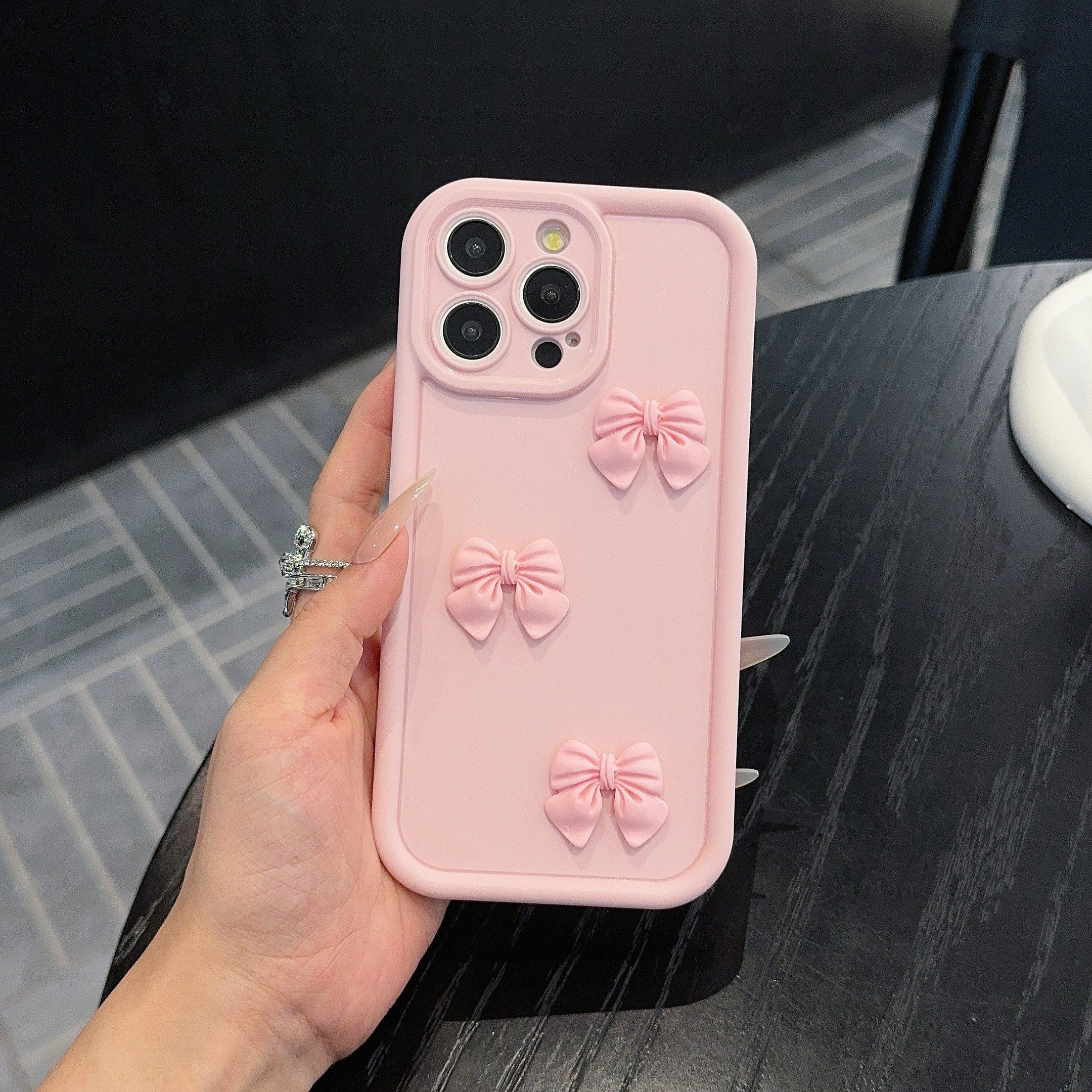 

Un étui de téléphone en bambou rose à des accessoires mignons en de papillon.