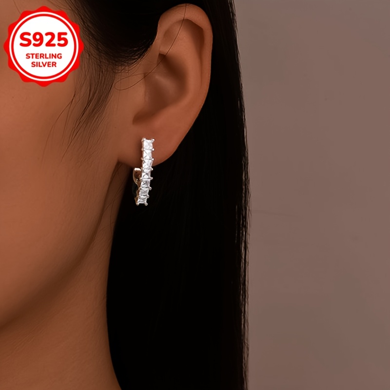 

A Pair Of Ladies' Stylish Earrings, Featuring A Luxurious And Unique Inlaid Single-row Long Bar Ear With Zirconia, Weighing 4. In 925 Silver. Suitable For Or As A Gift For Holidays.