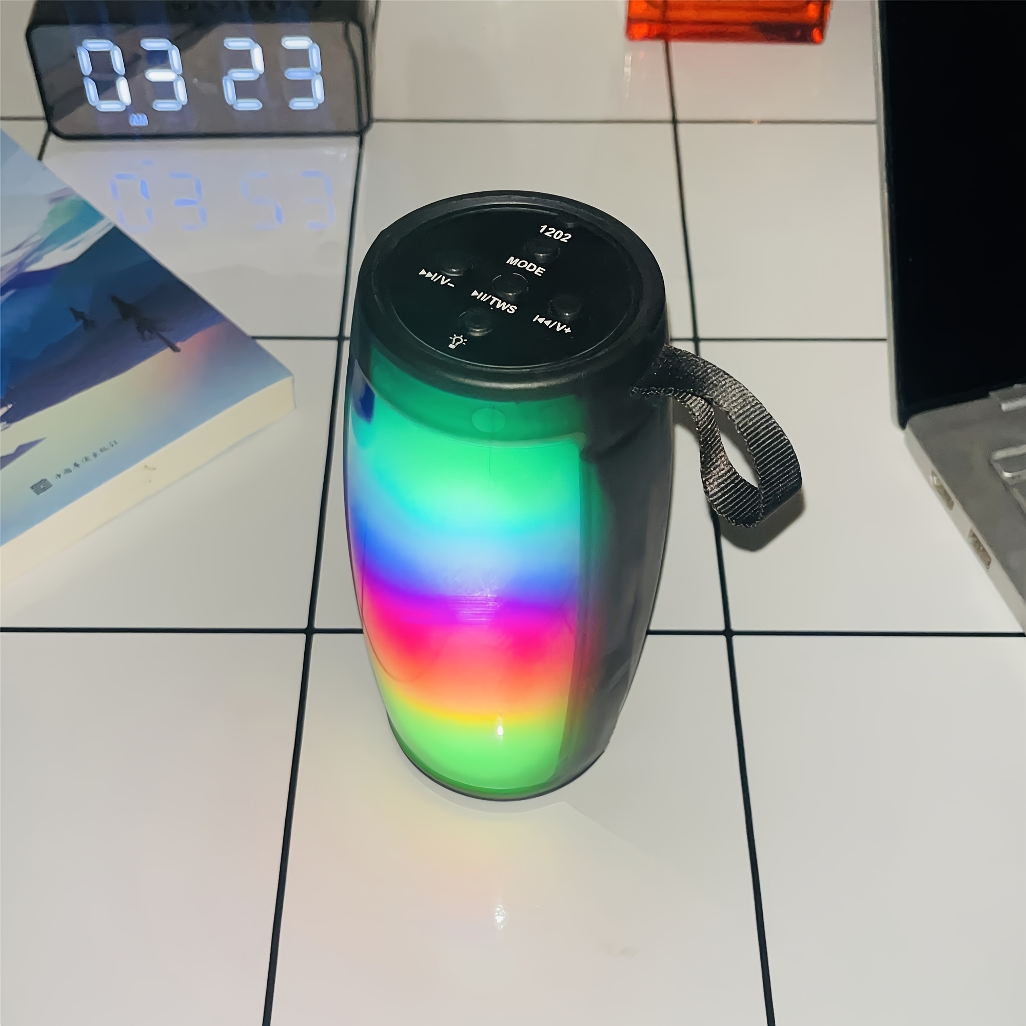 Altavoz Inalámbrico Portátil SoundWave | 7.19cm*14.78cm con Luces LED Rich, Batería de Larga Duración, Carga USB, Entrada AUX y Tarjeta TF, Conexión Inalámbrica, Efectos de Iluminación RGB, Ideal para Regalos de Navidad y Cumpleaños