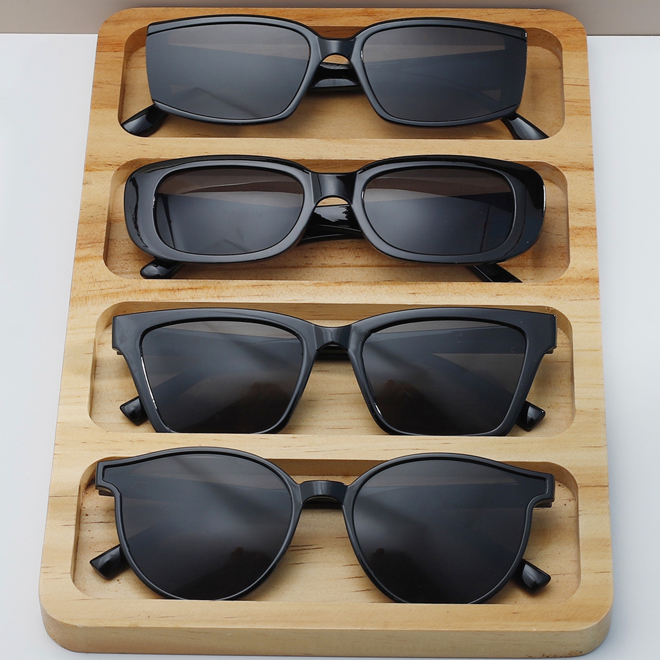 

4 paires de lunettes de soleil tendance pour hommes, monture noire, petite taille, pour la pêche et les voyages quotidiens.