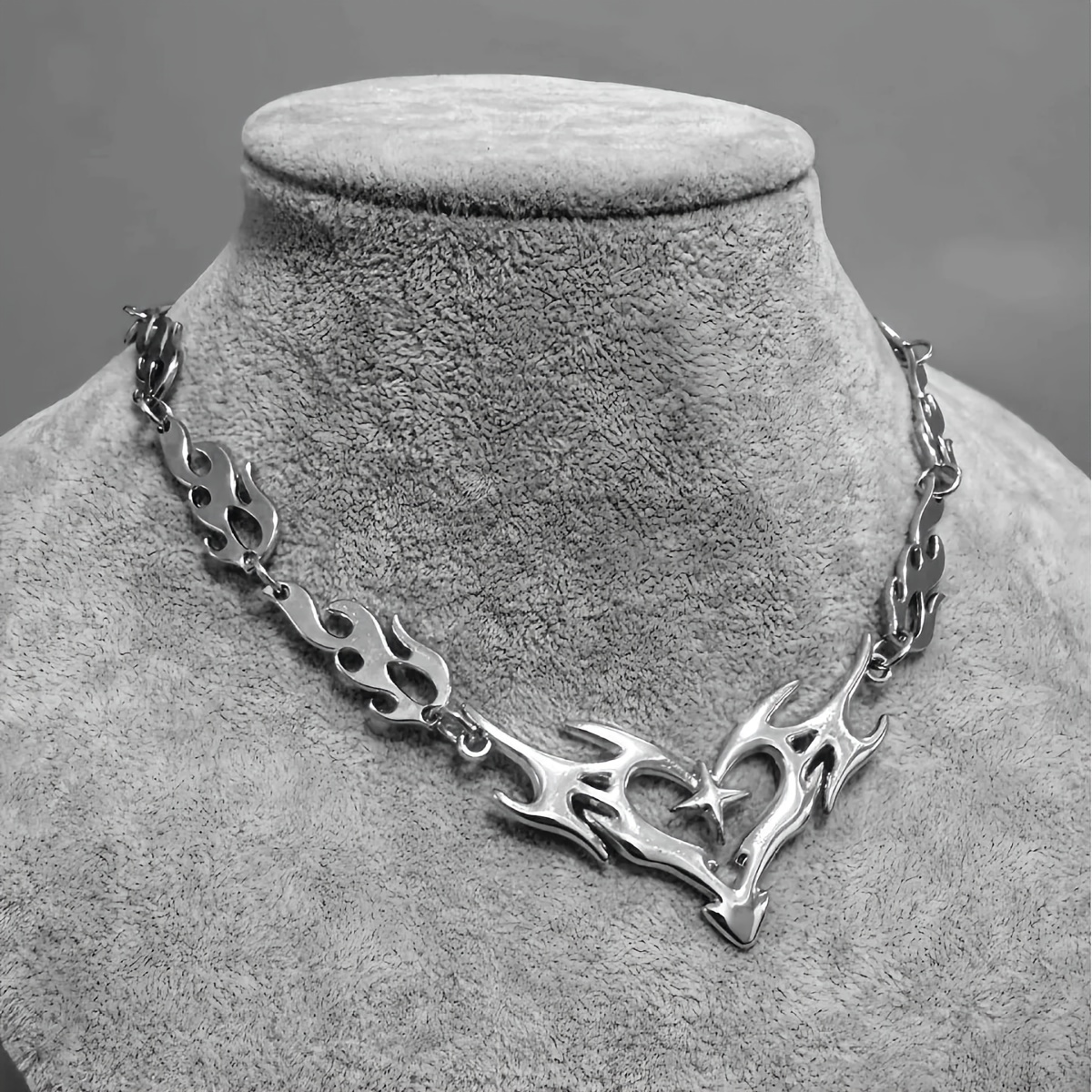 TEMU 1 pièce Collier gothique punk de cœur avec croix, épines, fil barbelé et flammes | Collier pendentif, convient aux hommes, idéal pour Halloween,