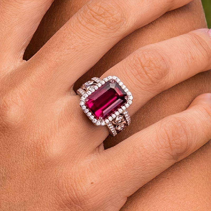 

A Luxurious -end Red Synthetic Zirconia With A Sense Of And Elegance, Perfect For Parties And Banquets, Showcasing -end Women's Jewelry And Rings.