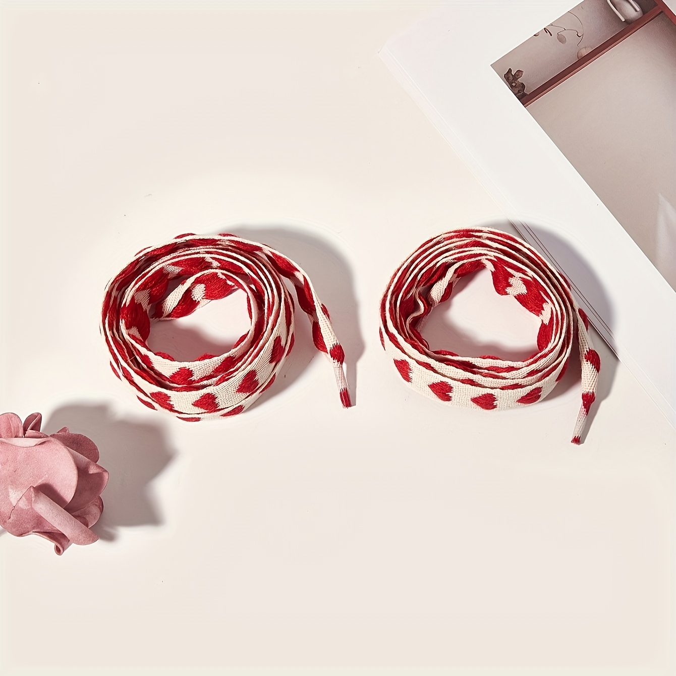 1 Pair Fashion Red Heart Flat Shoelaces, 47.24 Inches Acetate Fiber, For Sneakers, Fashion Shoe Decor, Casual Shoe Accessory, Red, Black Heart Pattern, Holiday Gift