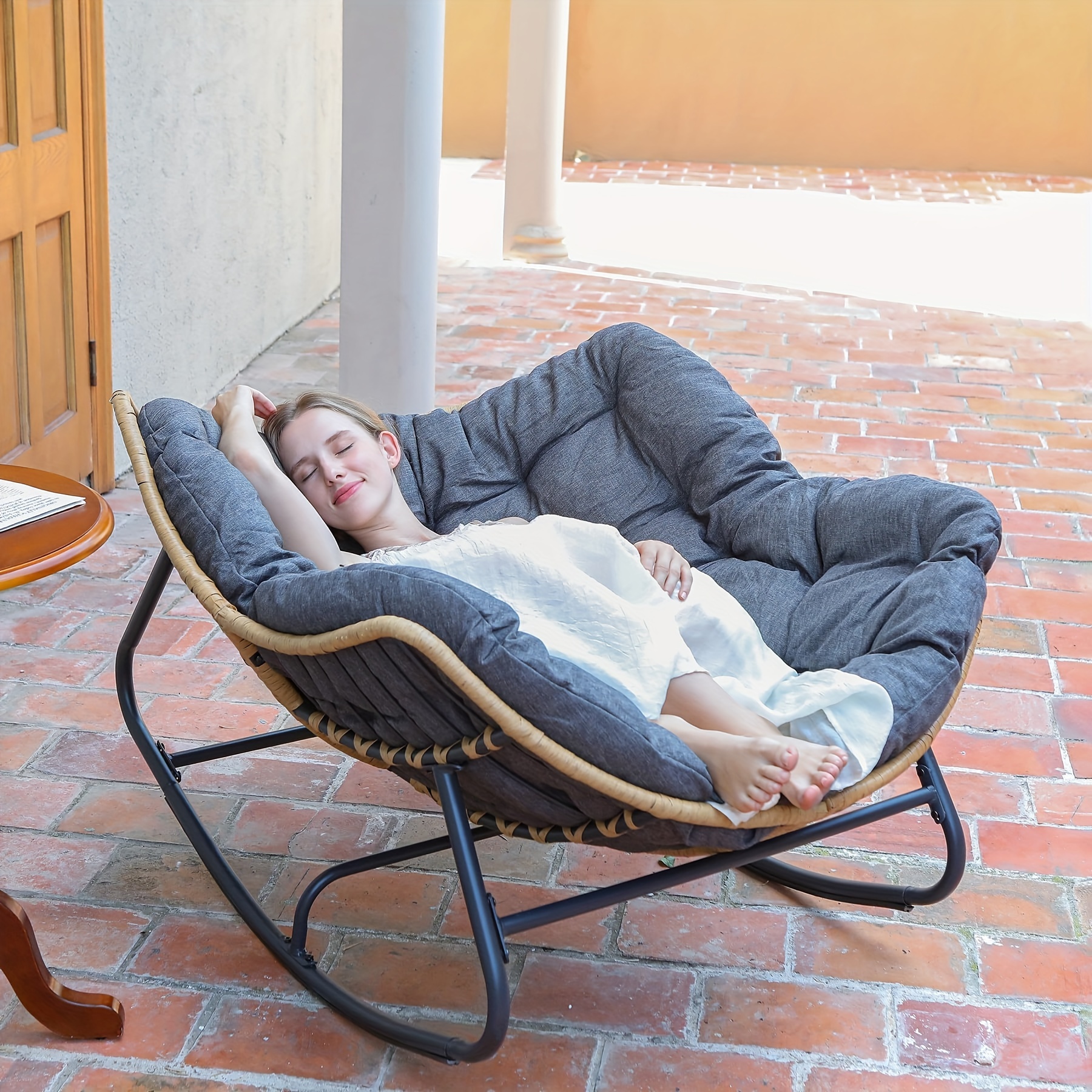 Sedia A Dondolo In Rattan Con Cuscino Beige - Perfetta Per Terrazza, Giardino E Soggiorno - Supporta Fino A 113 Kg - Foto 14