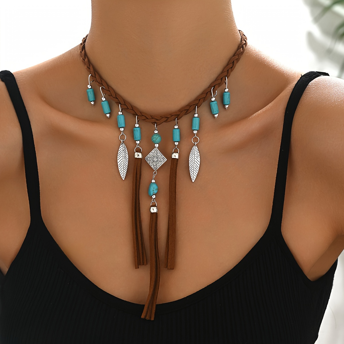 

Pendentif en feuille de turquoise tressée élégant avec des accents en daim, bijou de mode pour femmes pour les vacances d'été