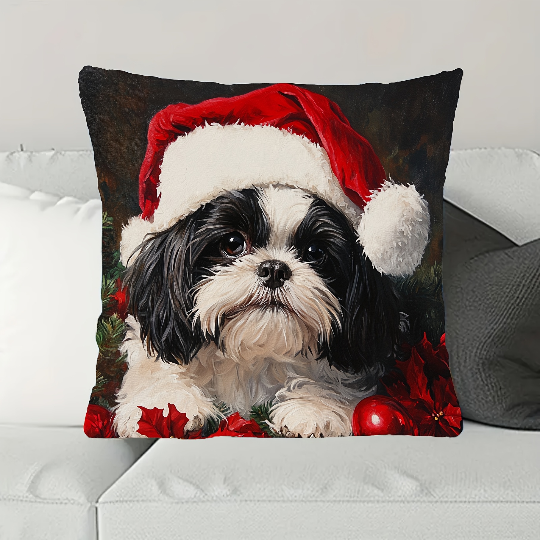 TEMU Une housse de coussin de Noël de 18X18 pouces avec un Shih Tzu, conçue avec des chapeaux de Père Noël festifs et des imprimés de houx. Elle est