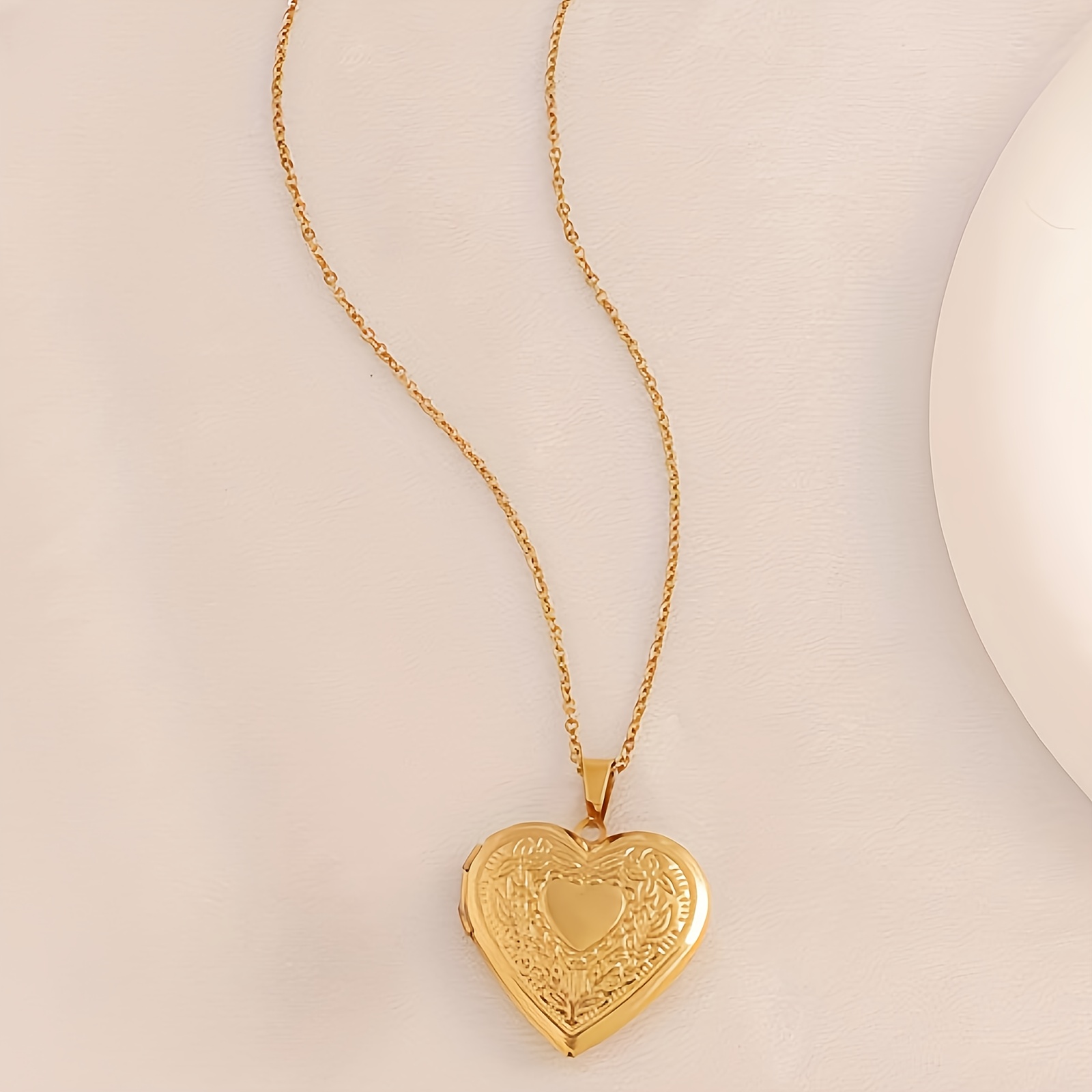 Vintage Heart-Shaped Locket Necklace with Flip Cover