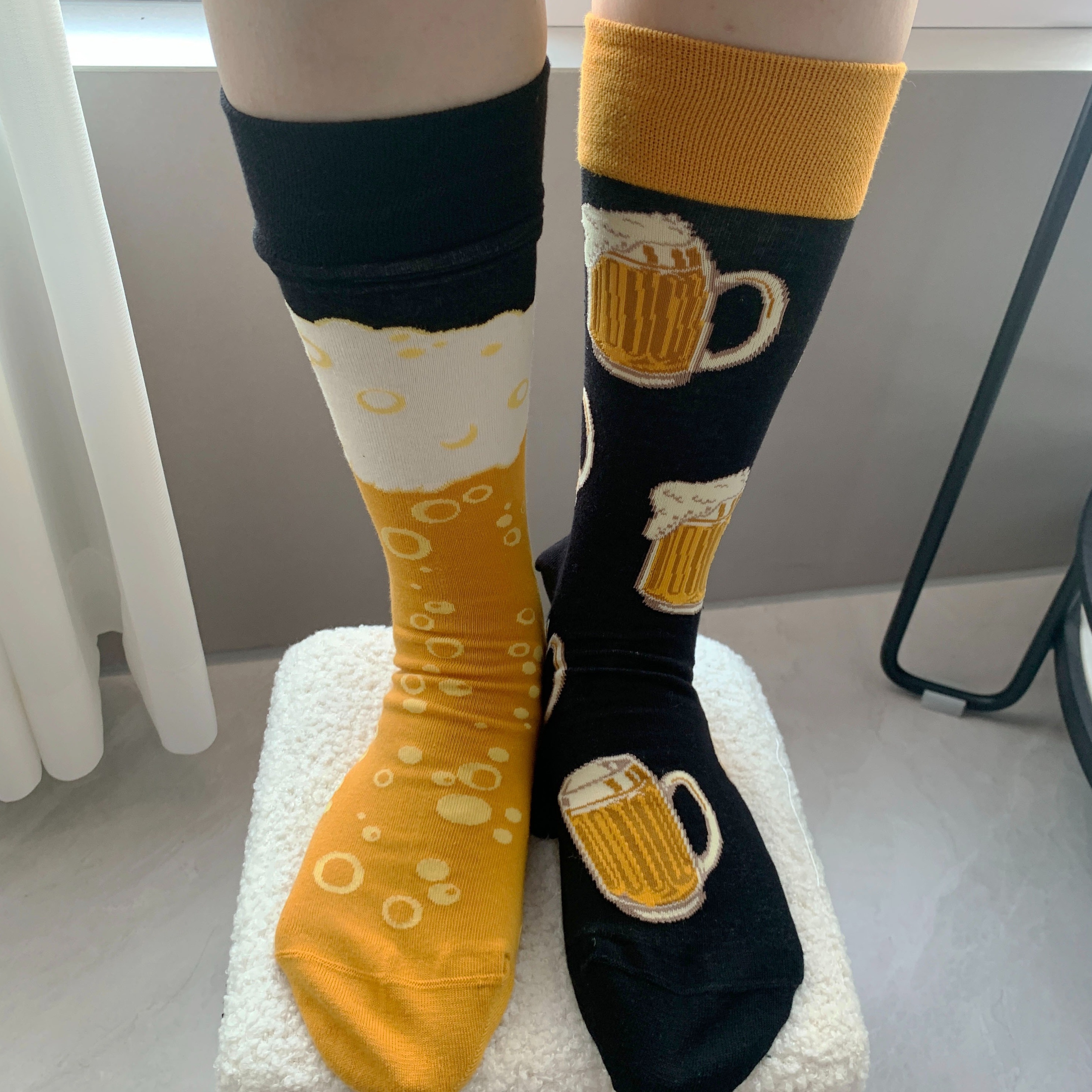 1 Pair CHAOZHU Beer Lover Socks - Fun Couples Gift for Men & Women, Extended Mid-Calf Brewing socks with Beer Mug Designs, Black & Mustard - Hand Wash Only Casual Party Casual Attire, Themed Apparel, Quirky Pattern, Soft Fabric, Sock Collectors