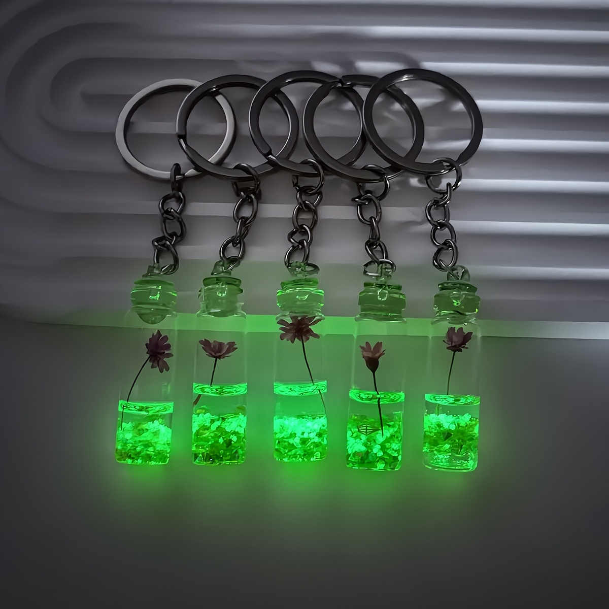 изображение предмета 5 светящихся брелоков с уникальными цветочными узорами, украшенными смолой и подвесками для рюкзака