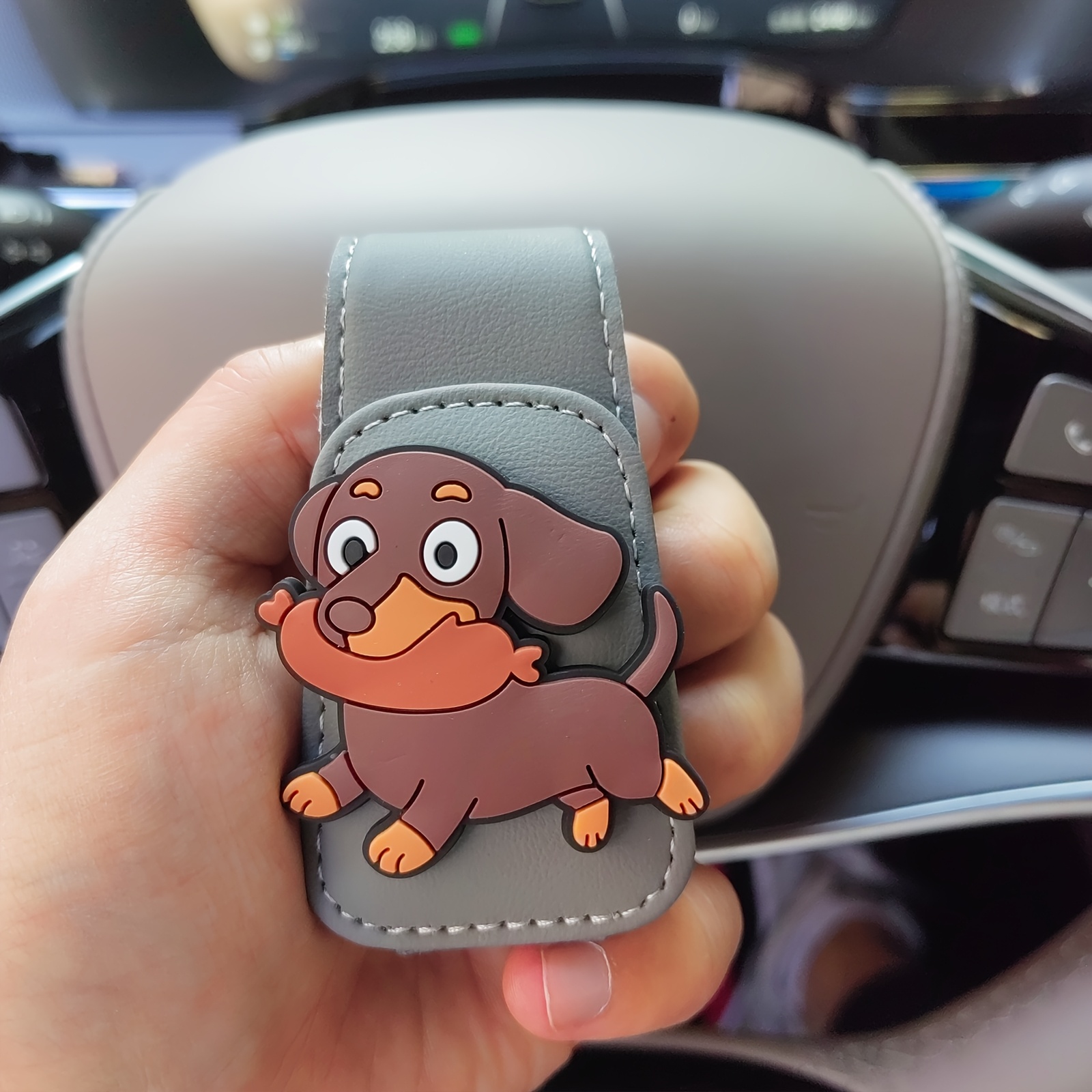 TEMU 1 stuks Creatieve Zonnebril Clip Houders voor Auto, Schattige Puppy met Worst Magnetische Imitatieleer Zonnebril Clip voor Auto Brillen Kaarten