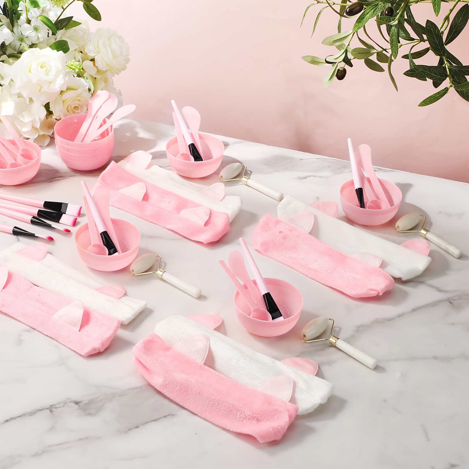 spa party supply kit einschließlich massage-rollen, schüsseln zum mischen von gesichtsmasken, löffeln, bürsten, stirnbanden und  ,   für eine spa-party im übernachtungsstil.