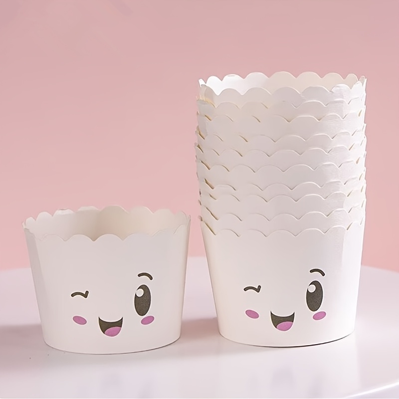 E-shop 30er-Pack Weiße Cupcake-Formen mit Blumenmuster | Geprägte, ofenfeste Backformen für Muffins und Desserts, ideal für Bäckerei, Hochzeit &