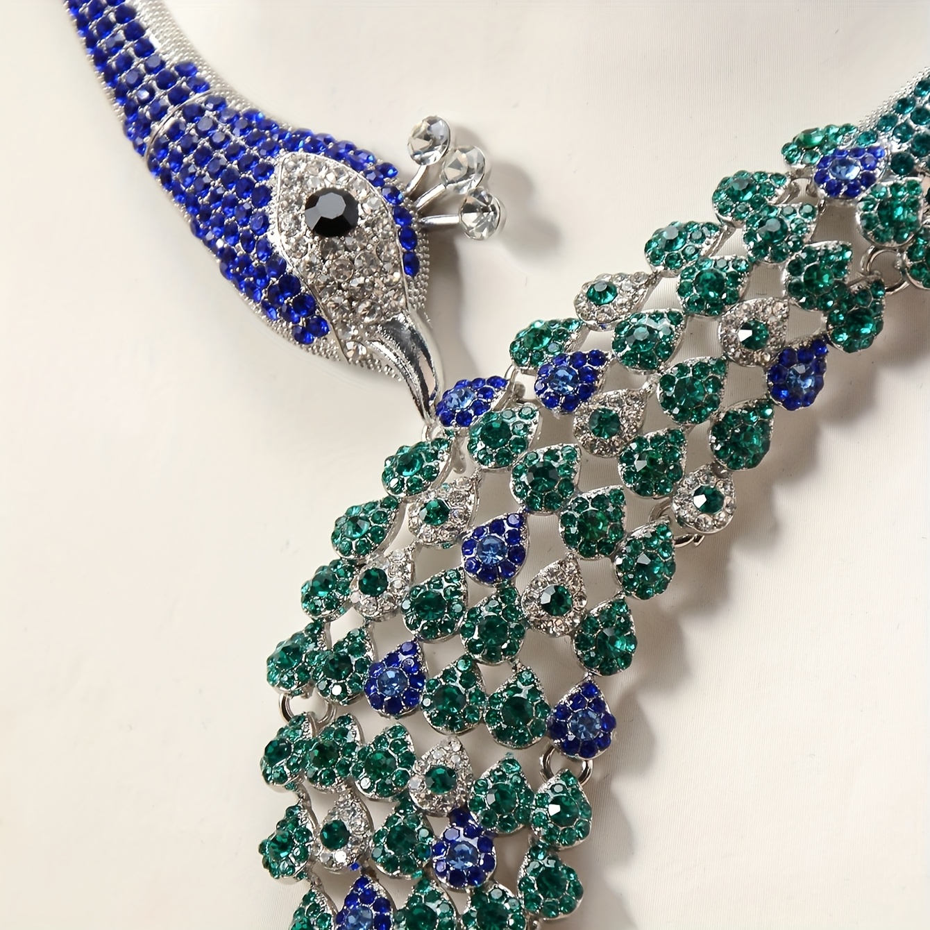 طقم مجوهرات   مع أقراط وقلادة على شكل طاووس مناسب للمناسبات والهدايا لعيد الحب تفاصيل المنتج 4