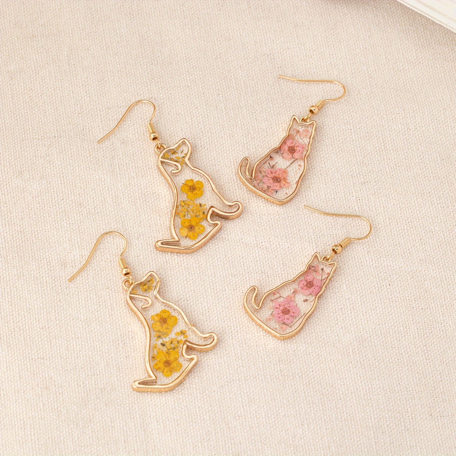 

Chic Dried Flower Dog & Cat Pendant Earrings - Cute Resin Animal Design, Alloy Hooks, Perfect For Casual Attire Or Gifting