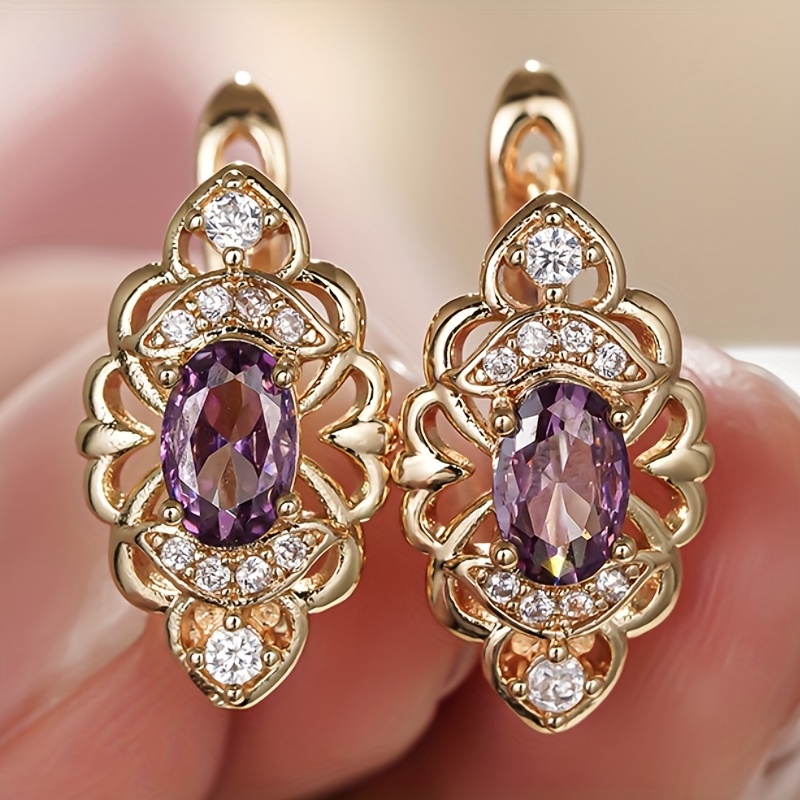 E-shop Ein stylisches Damen-Ohrring-Set mit lila synthetischen Zirkonia-Blumenmotiven, geeignet für Hochzeiten, Partys und den alltäglichen