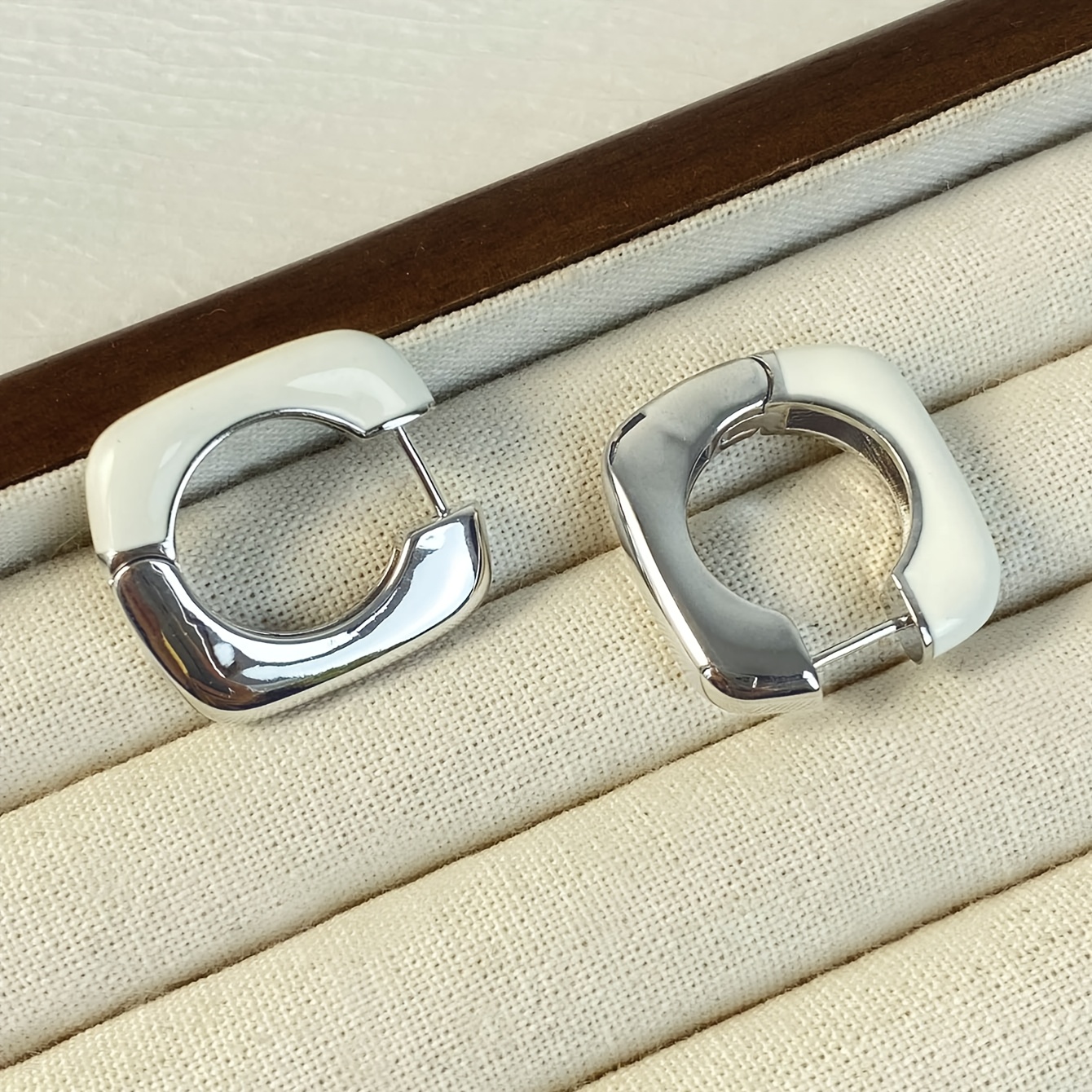 A Pair Of Simple, Fashionable, Exquisite, And High-end Unique Daily Versatile Copper Women's Hoop Earrings, Suitable For Casual Gatherings And Parties