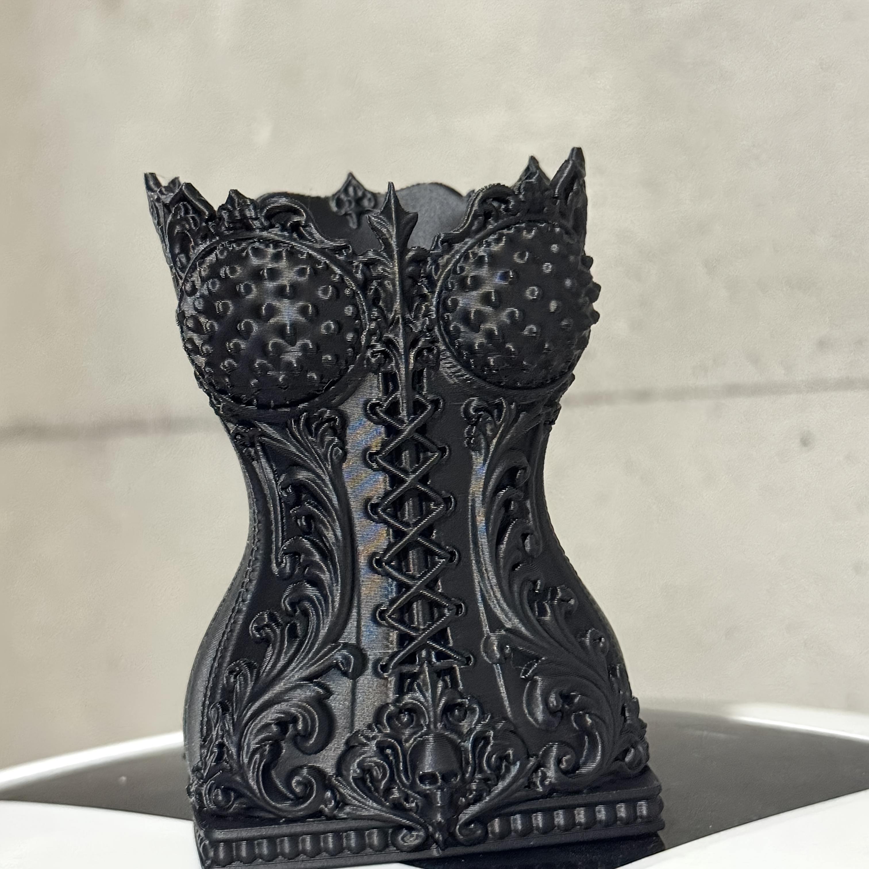 TEMU Retro Carved Pen Holder, Dark Style Vanity Decor, Makeup Brush Additions