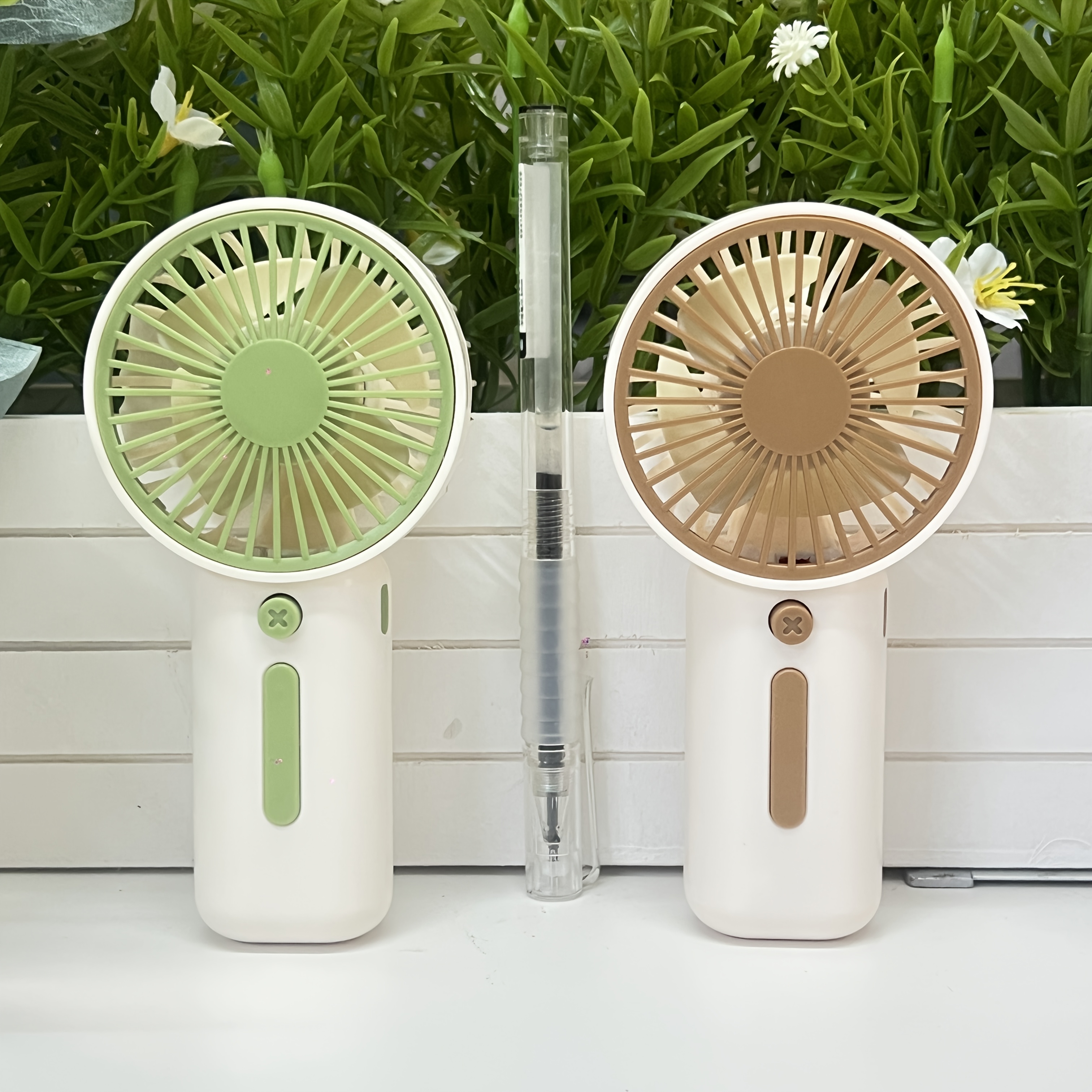 Mini Ventilador Portátil de Mano Disponible en 4 Colores - Portátil y Compacto (Sin Costo) - Adecuado para Múltiples Escenarios