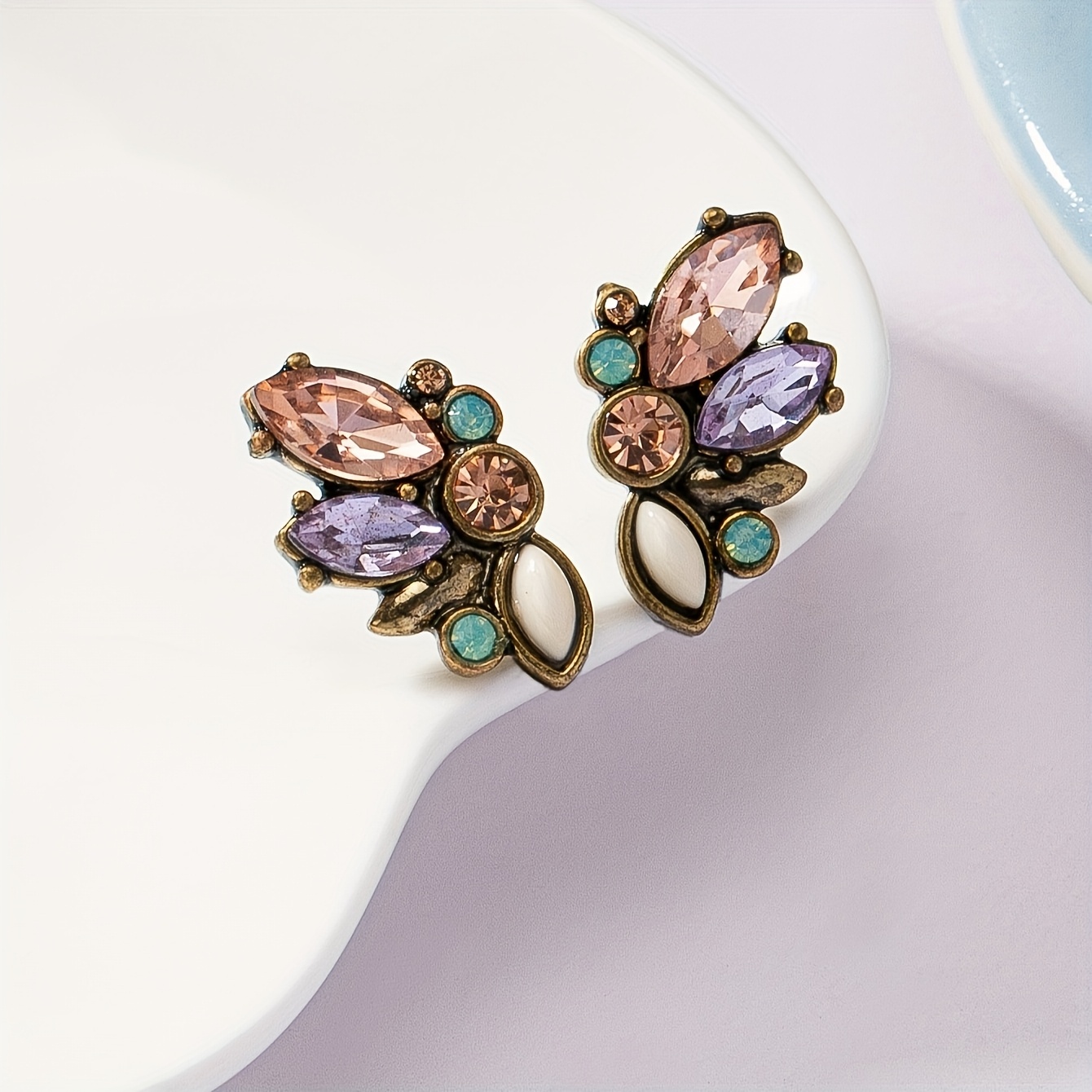 A Pair Of Exquisite, -shaped Colorful Earrings In A Minimalist Bohemian Style, Perfect For Women's Everyday Wear And Vacations And Summer