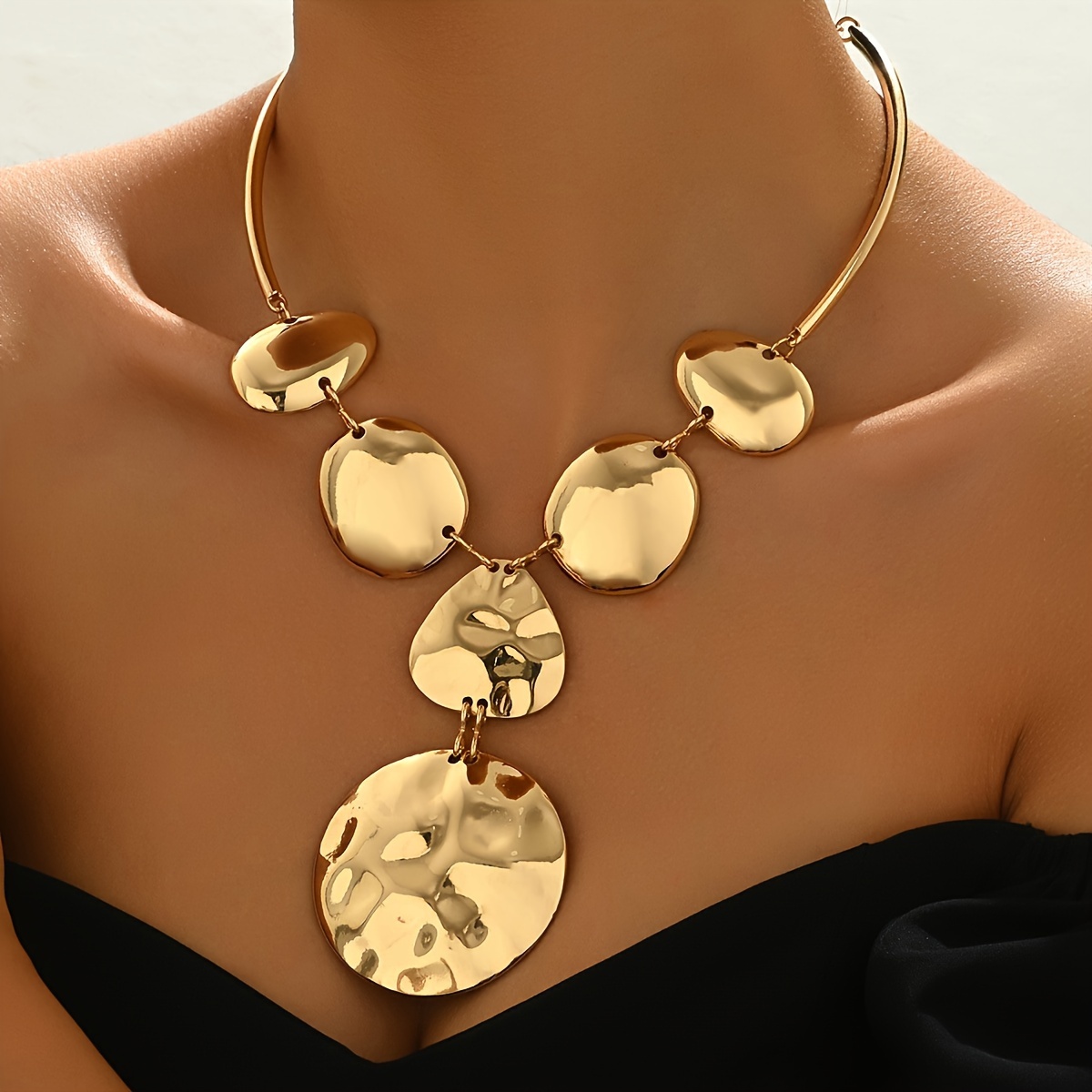 Geometric Circle Pendant Choker Necklace