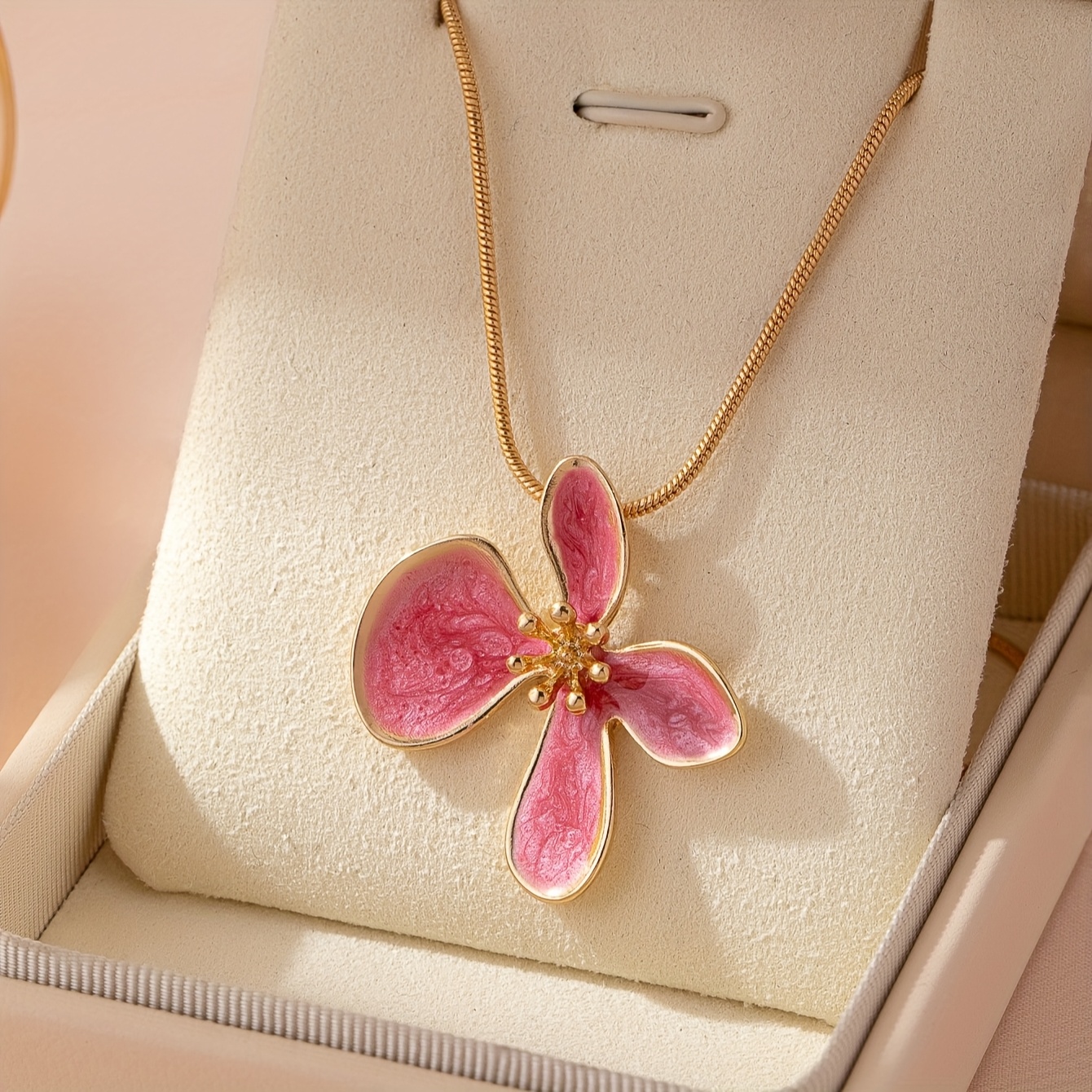 E-shop Elegante und wunderschöne Sommer-Style, leichte Luxus High-End Metall Blumen Anhänger Halskette