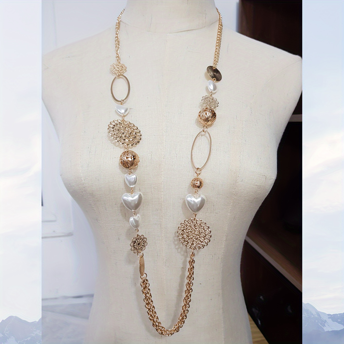 E-shop Eine Halskette im Vintage-Stil mit einer kreativen INS-Atmosphäre, bestehend aus einer eleganten und vielseitigen Hohlmetall-Blumenkette,