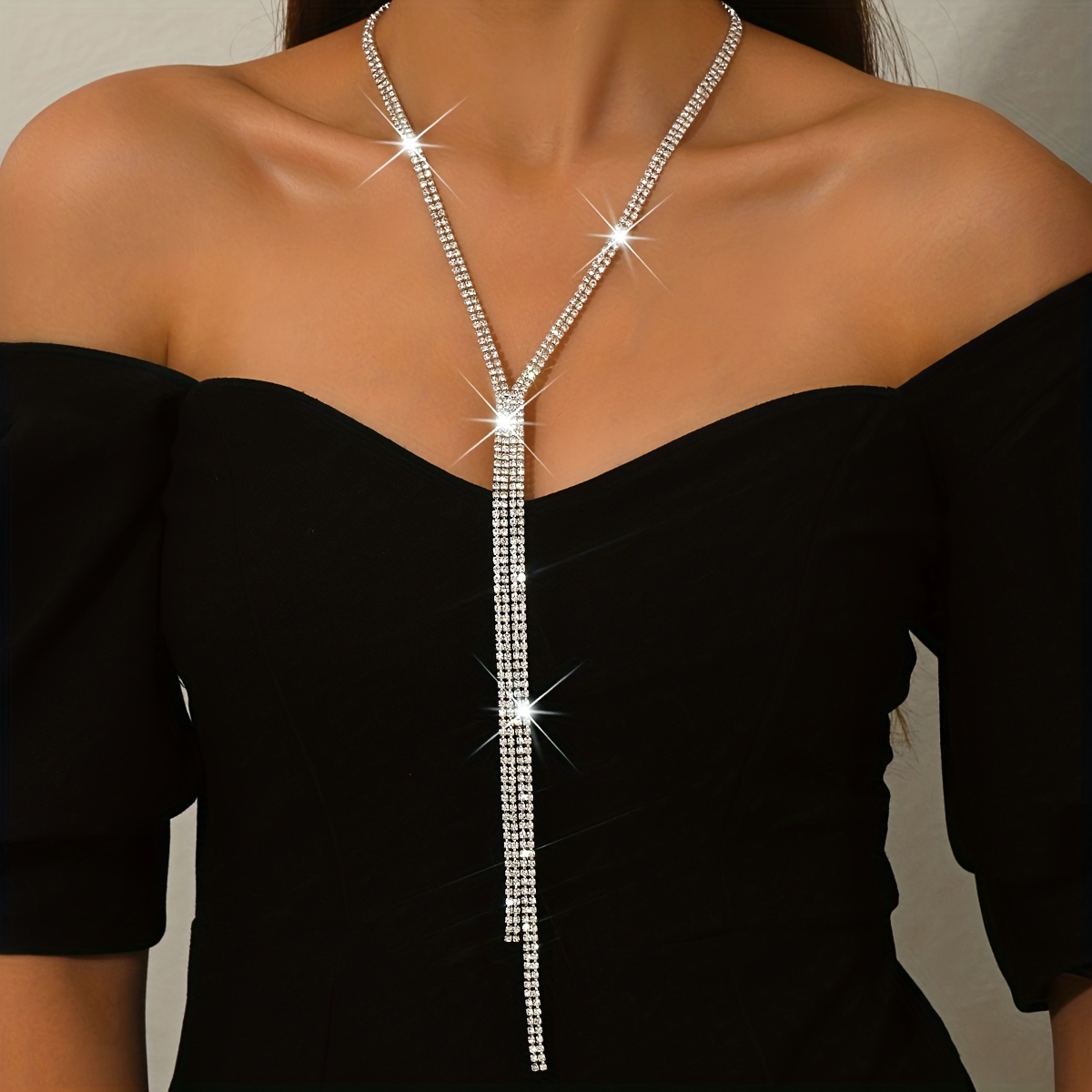 Image of An Elegant Long V-shaped Necklace, Featuring A Luxurious Feel, Designed For Women. It Includes A Tassel And Rhinestone Chain, Perfect For Wedding Banquets And Party Attire