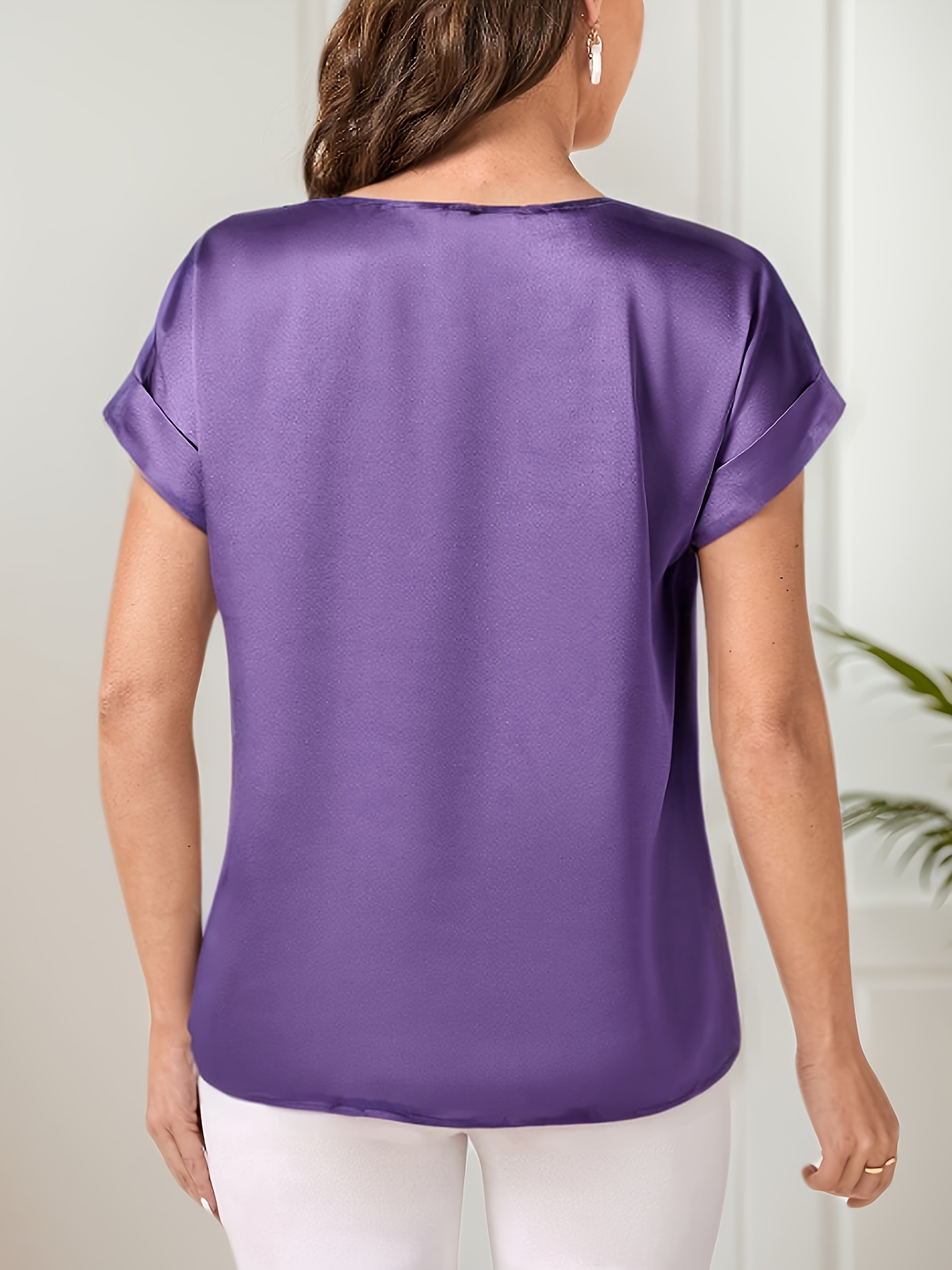 Elegantly Styled Versatile Short-sleeved T-shirt With A Simple And Fashionable Design