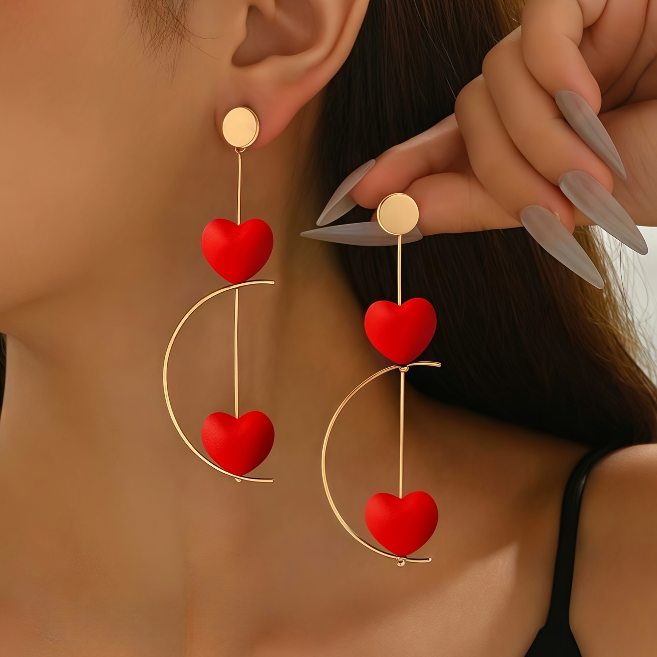 E-shop Ein Paar modische Damen-Ohrringe mit geometrischen Scheiben, C-förmigen Drähten Linien mit Herz-/Kugel-Anhängern. Elegant minimalistisch,